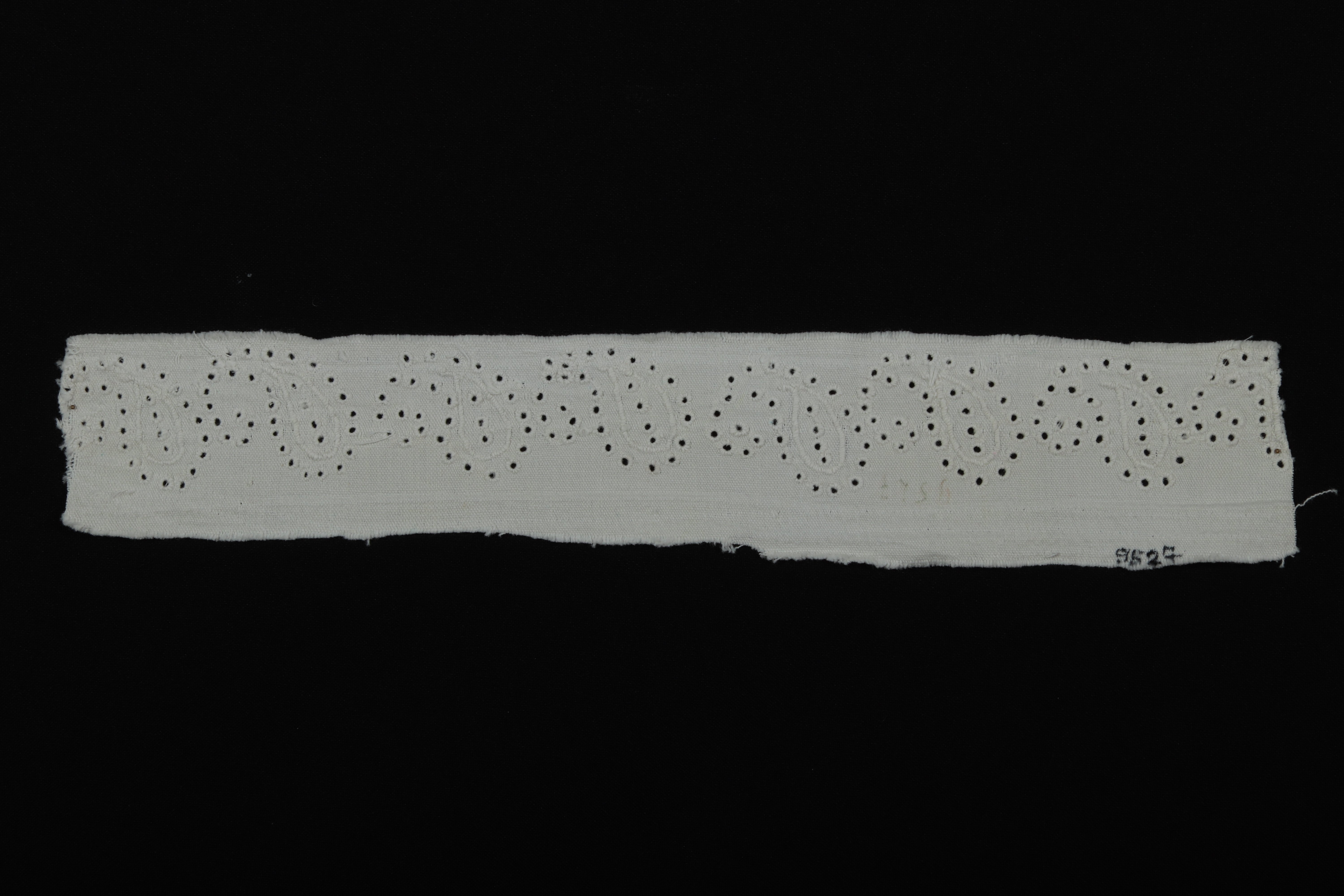 Ingmell népies fehér hímzéssel (Rippl-Rónai Múzeum CC BY-NC-ND)