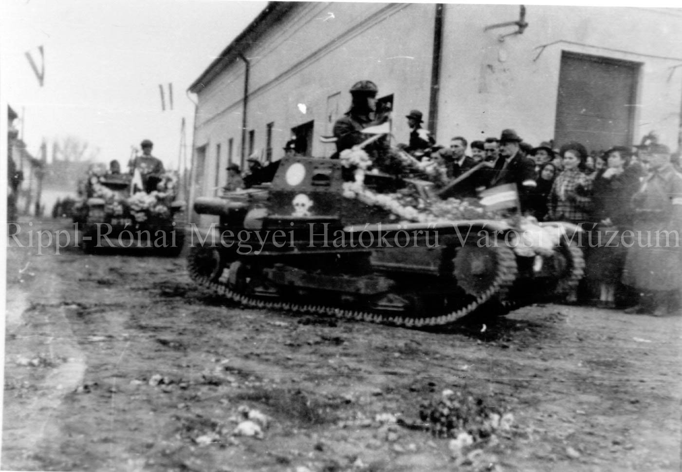 A Felvidék visszacsatolása. Gyorsjáratú tankok bevonulása Fülekre - 1938. november 6. (Rippl-Rónai Múzeum CC BY-NC-SA)