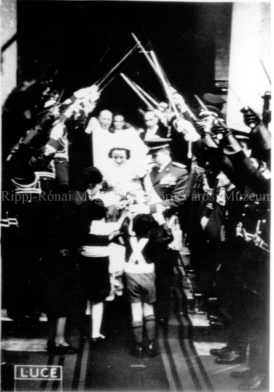 A ducse fiának esküvője. Bruno Mussolini feleségével, Gina Rubertinivel bajtársak sorfalai között elhagyja a római San Giuseppe templomot (Rippl-Rónai Múzeum CC BY-NC-SA)