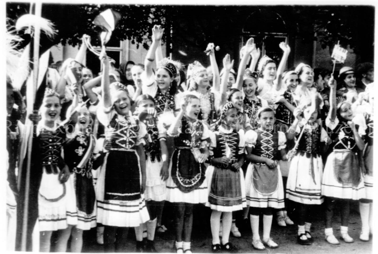 Felvidéki bevonulás. A lakosság fogadja a honvédeket - magyarruhás lányok sorfala (Rippl-Rónai Múzeum CC BY-NC-SA)