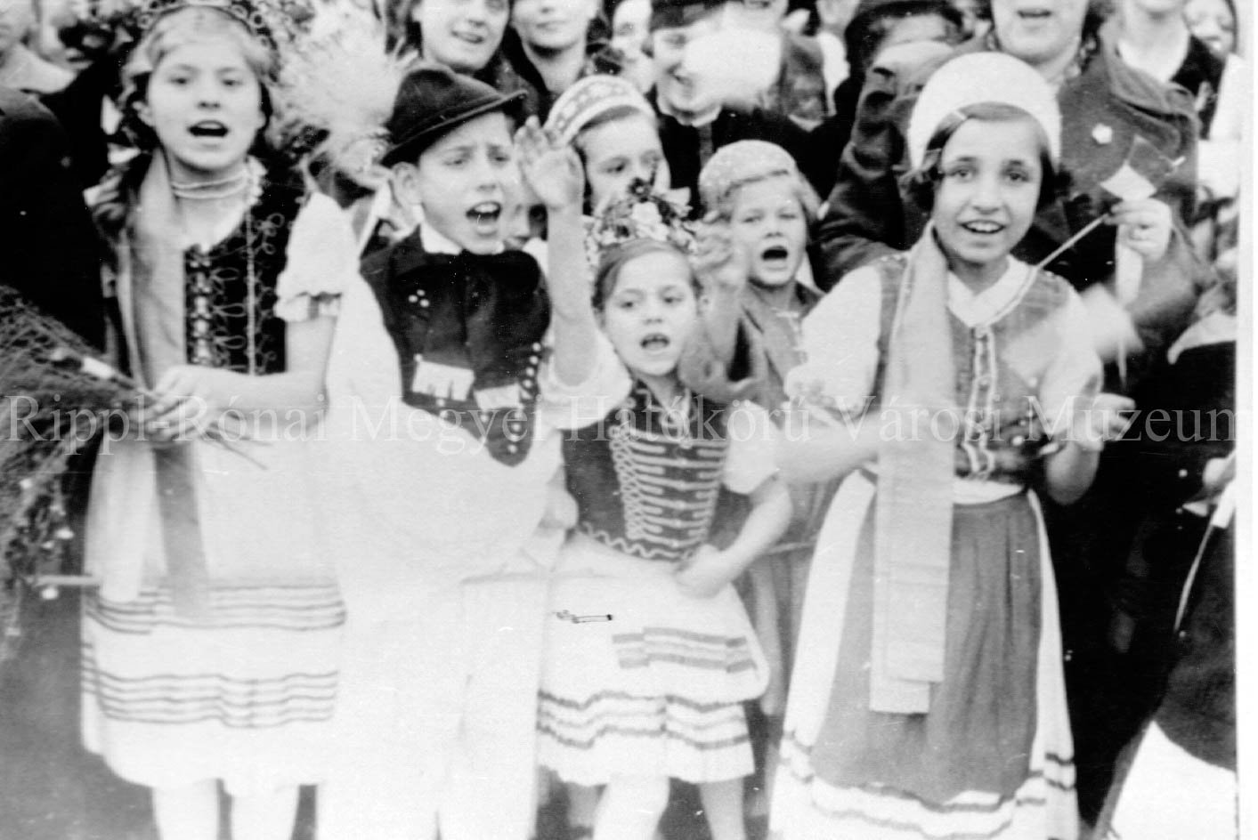 Füleki bevonulás közönsége (magyarruhás lányok) (Rippl-Rónai Múzeum CC BY-NC-SA)