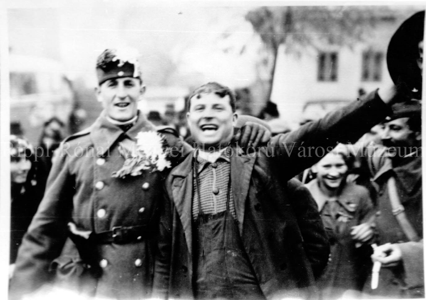 Füleki bevonulás (egy katona és egy civil helybeli öröme) (Rippl-Rónai Múzeum CC BY-NC-SA)