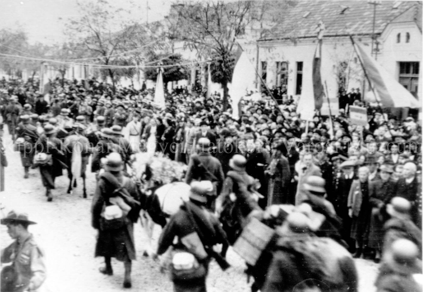 Füleki bevonulás (katonák bevonulása a népes közönség sorfala közt) (Rippl-Rónai Múzeum CC BY-NC-SA)