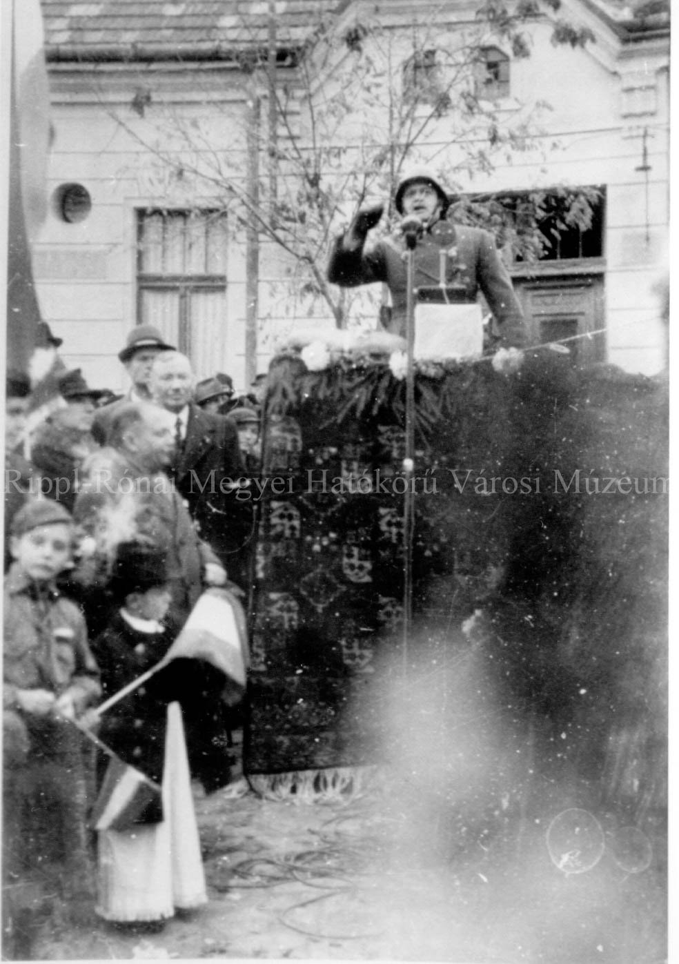 A Felvidék visszacsatolása (Egy katonatiszt szónokol perzsaszőnyeggel letakart tribün mögött) (Rippl-Rónai Múzeum CC BY-NC-SA)