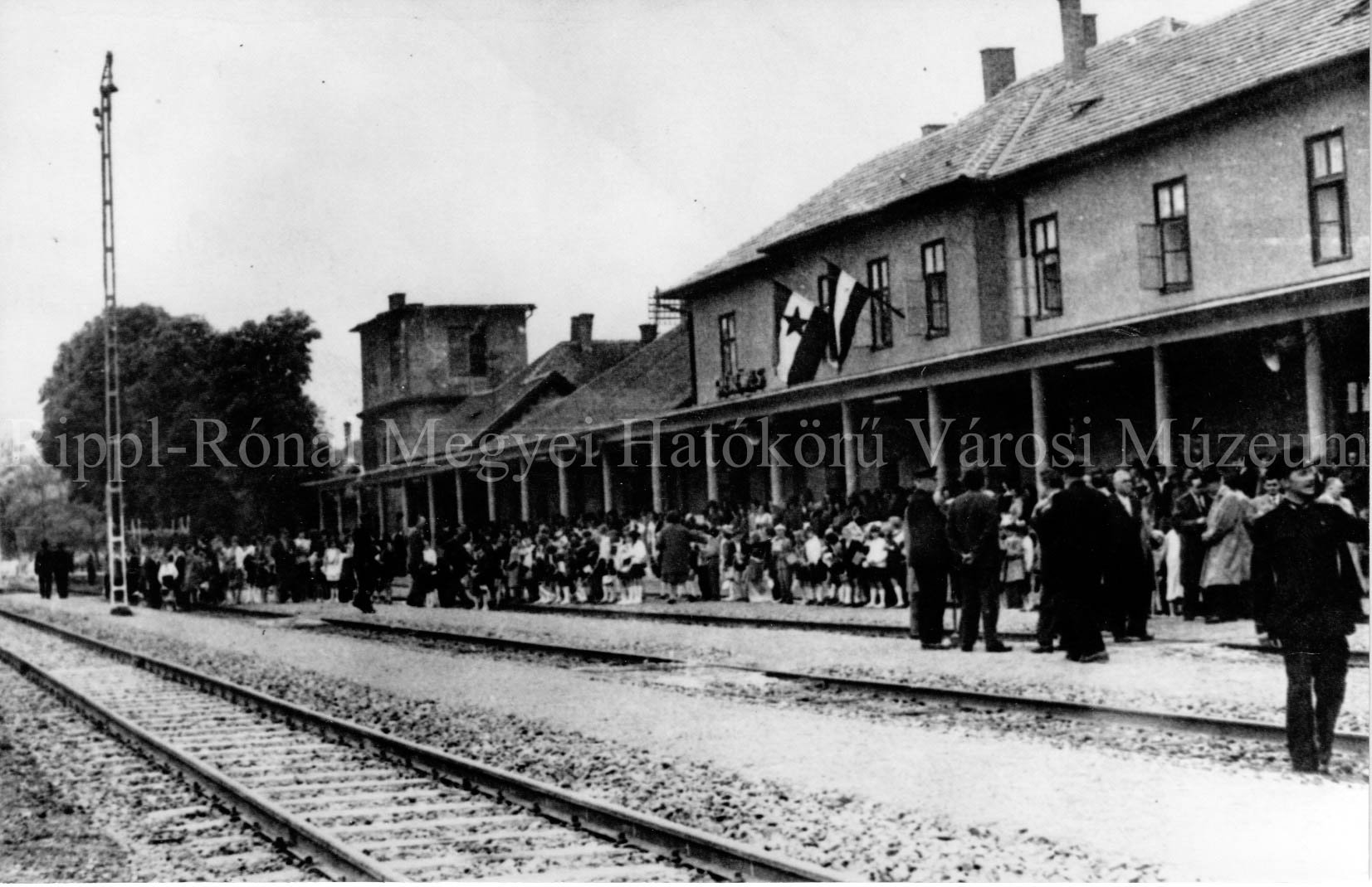 A határmegnyitás alkalmából újjáépített gyékényesi vasútállomás. (Rippl-Rónai Múzeum CC BY-NC-SA)