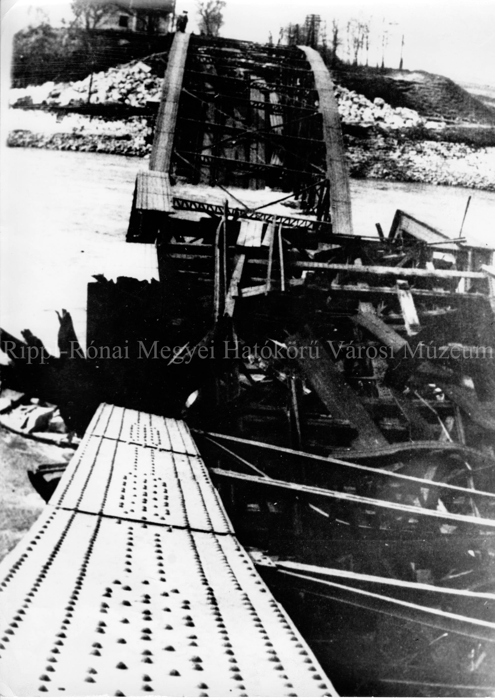 A gyékényesi Dráva-híd roncsai az 1941-es felrobbantás után (Rippl-Rónai Múzeum CC BY-NC-SA)