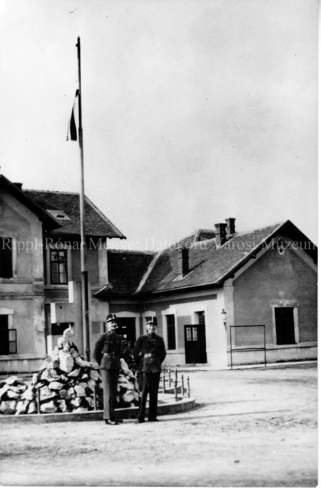 A régi gyékényesi vasútállomás egy része a kijárati oldalon az országzászlóval (Rippl-Rónai Múzeum CC BY-NC-SA)