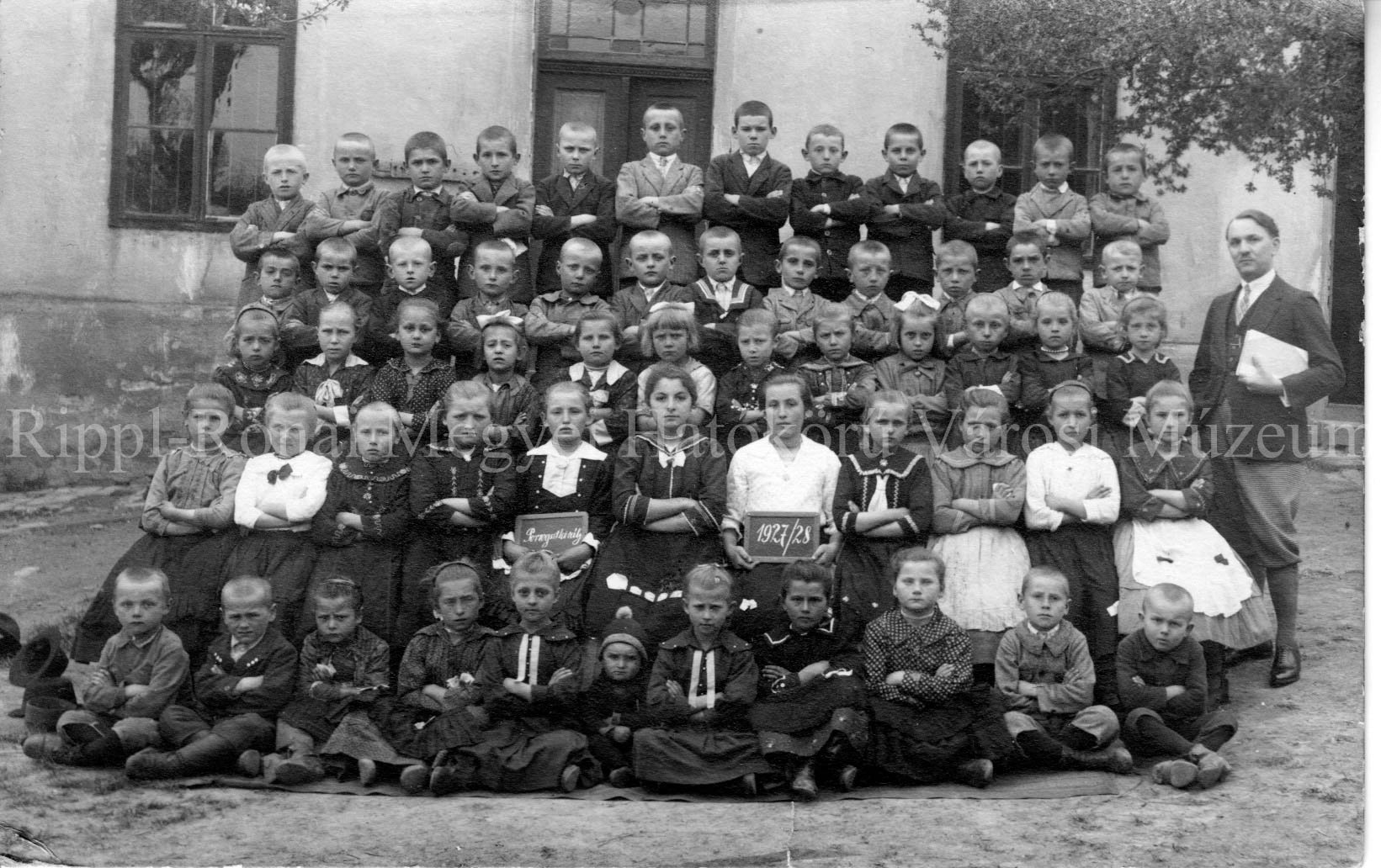 A porrogszentkirályi iskola tanulóinak csoportképe. Középen Nagy Béla tanító (Rippl-Rónai Múzeum CC BY-NC-SA)