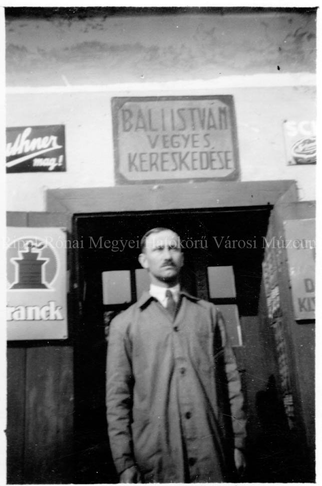 Bali István vegyeskereskedő szatócs üzlete előtt (Rippl-Rónai Múzeum CC BY-NC-SA)