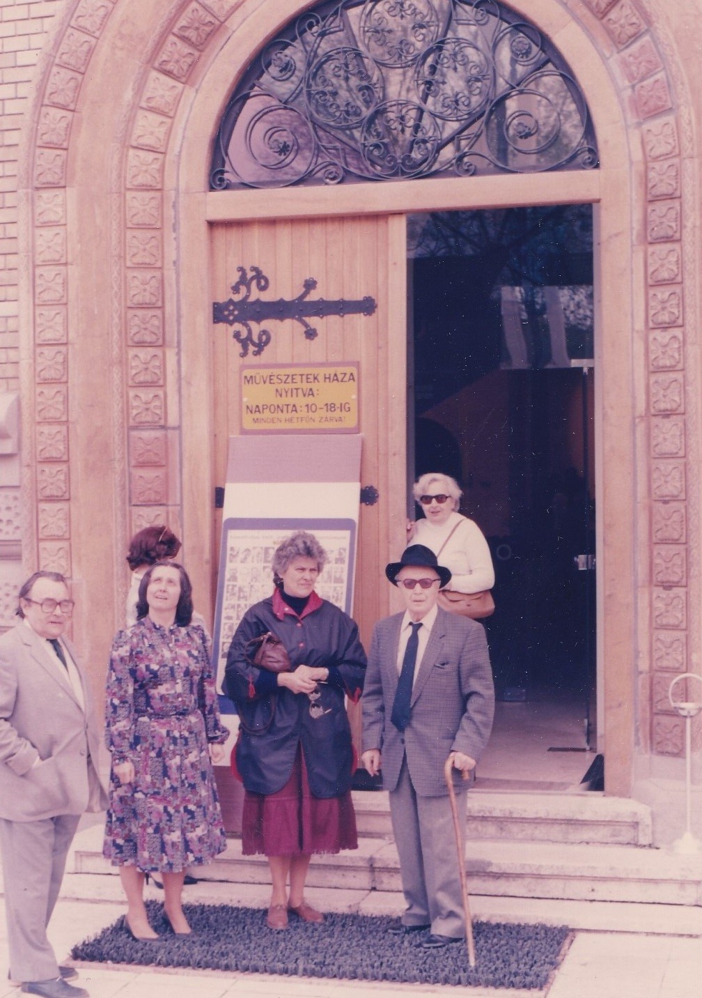 Martyn Ferenc archív: Az épület bejáratánál. (Rippl-Rónai Múzeum CC BY-NC-ND)
