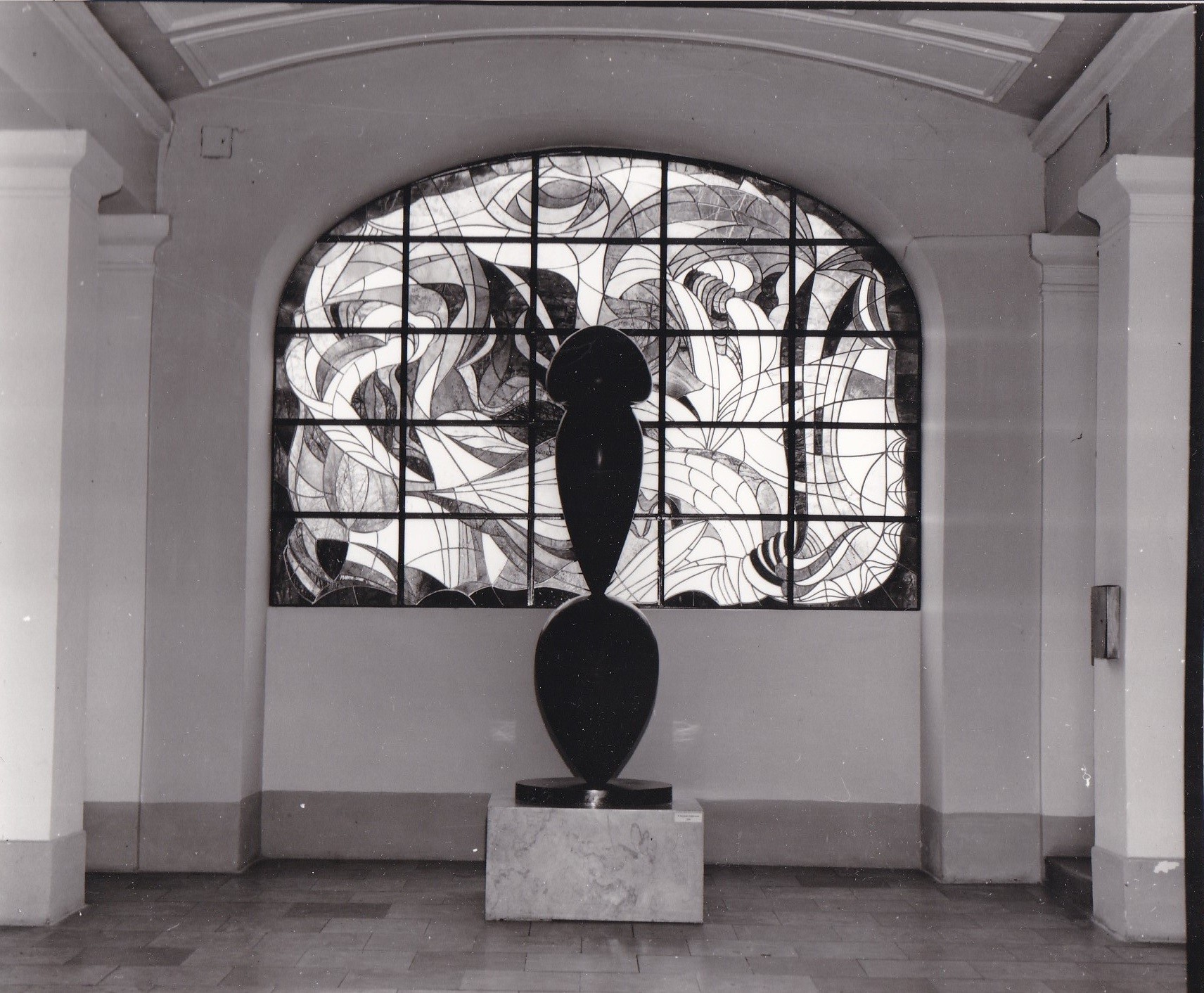 Martyn Ferenc archív: Martyn-Szabó színes ablak a Hangya szobor mögött. (Rippl-Rónai Múzeum CC BY-NC-ND)