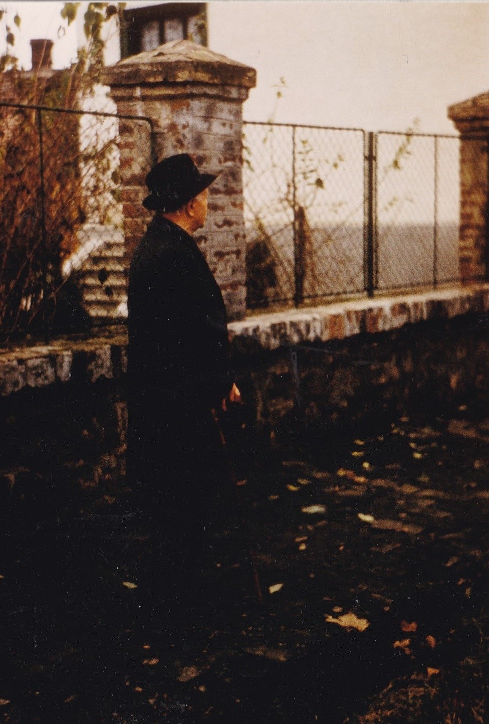 Martyn Ferenc Sásd a gyerekkori lakóház előtt. (Rippl-Rónai Múzeum CC BY-NC-ND)