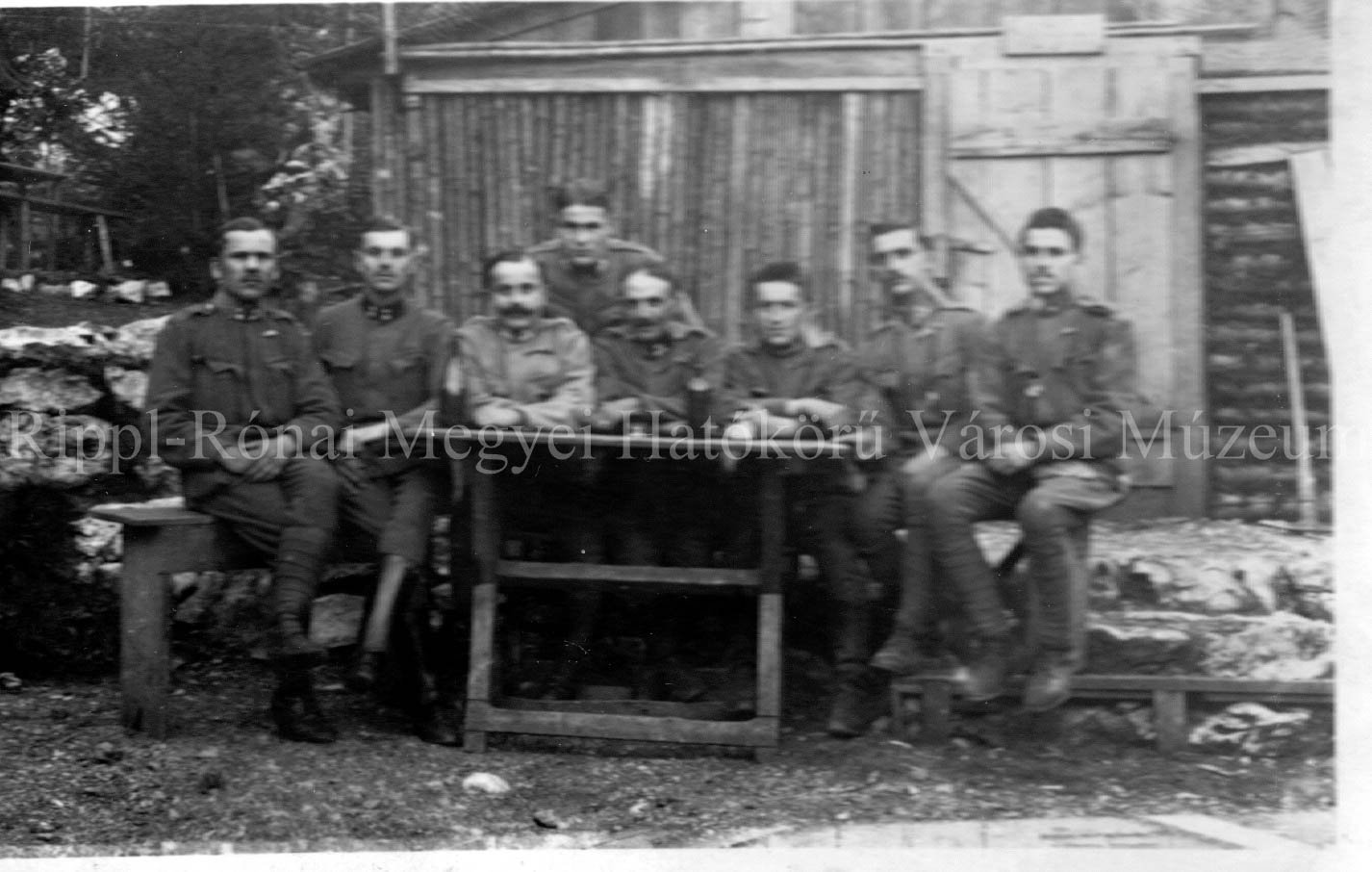Katonai csoportkép 1. világháborús hadifogságból. (Rippl-Rónai Múzeum CC BY-NC-SA)
