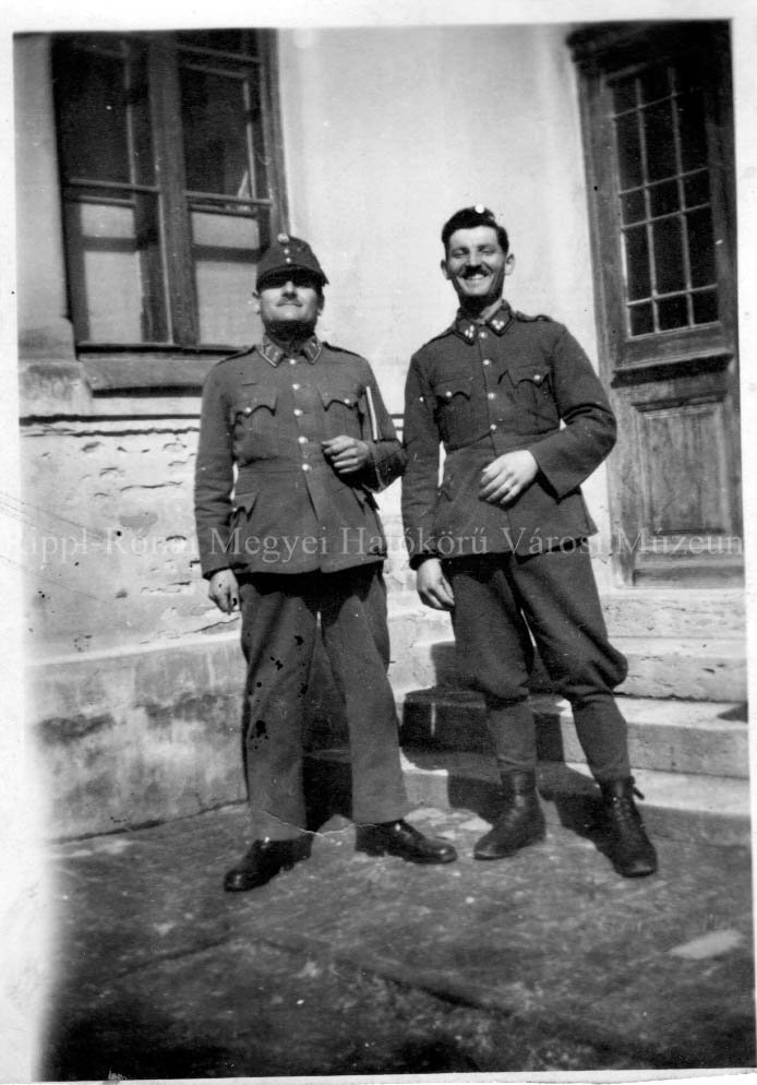 Fillér József és társa, Fillér sportlövész kitüntetése alkalmával (Rippl-Rónai Múzeum CC BY-NC-SA)