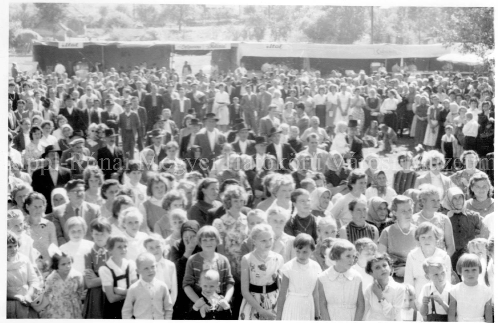 Koppányvölgyi Napok. Százak és százak figyelik a díszemelvényt (Rippl-Rónai Múzeum CC BY-NC-SA)