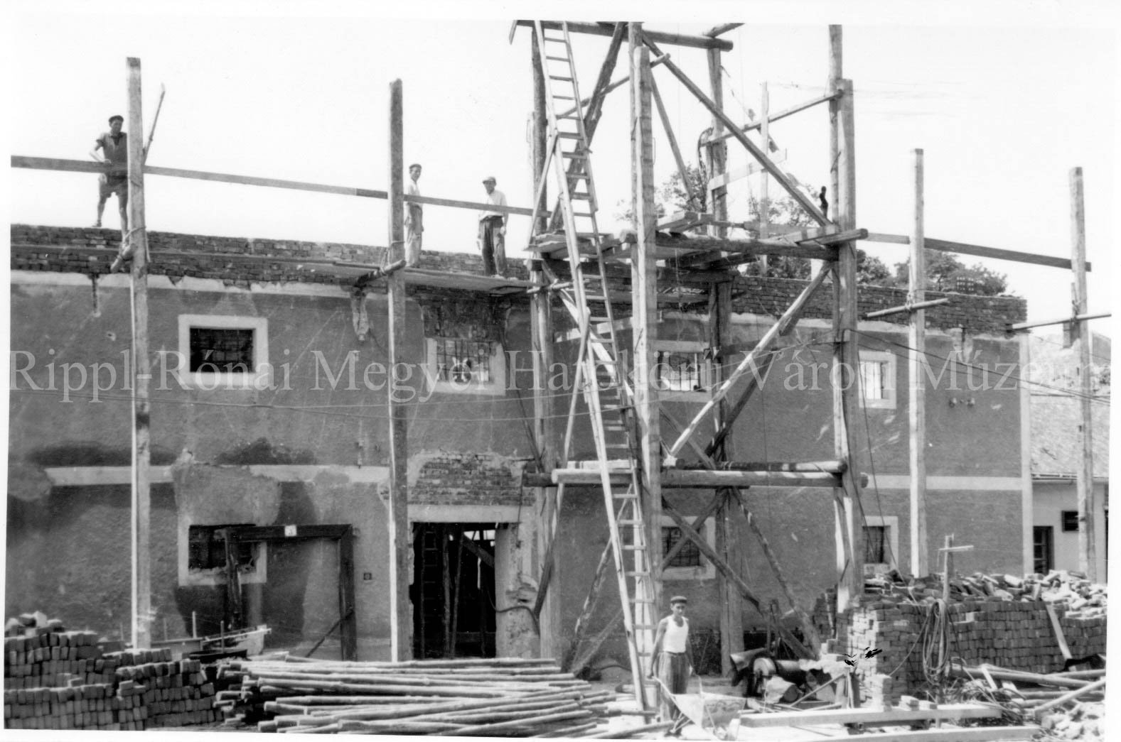 A boglári magtár épülete még cséplés idején is átalakítás miatt beállványozva (Rippl-Rónai Múzeum CC BY-NC-SA)