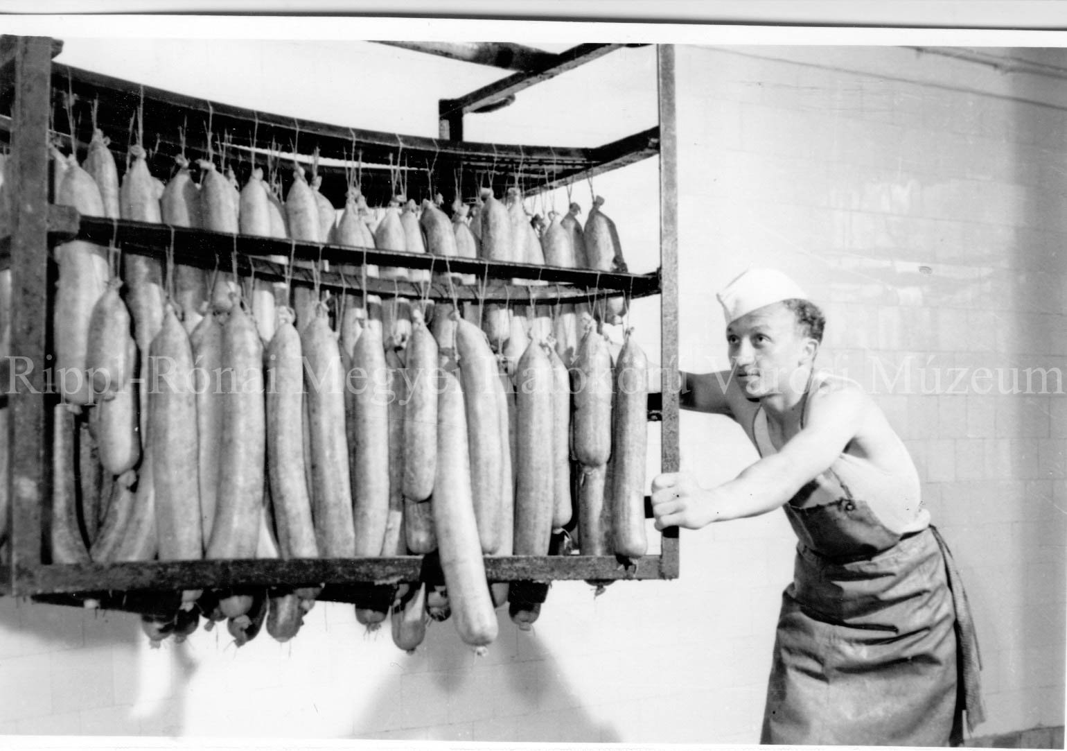 A Húsipari Vállalat új üzemrészlege Kaposváron. Az elkészült májas hurkák hűtőbe szállítása (Rippl-Rónai Múzeum CC BY-NC-SA)