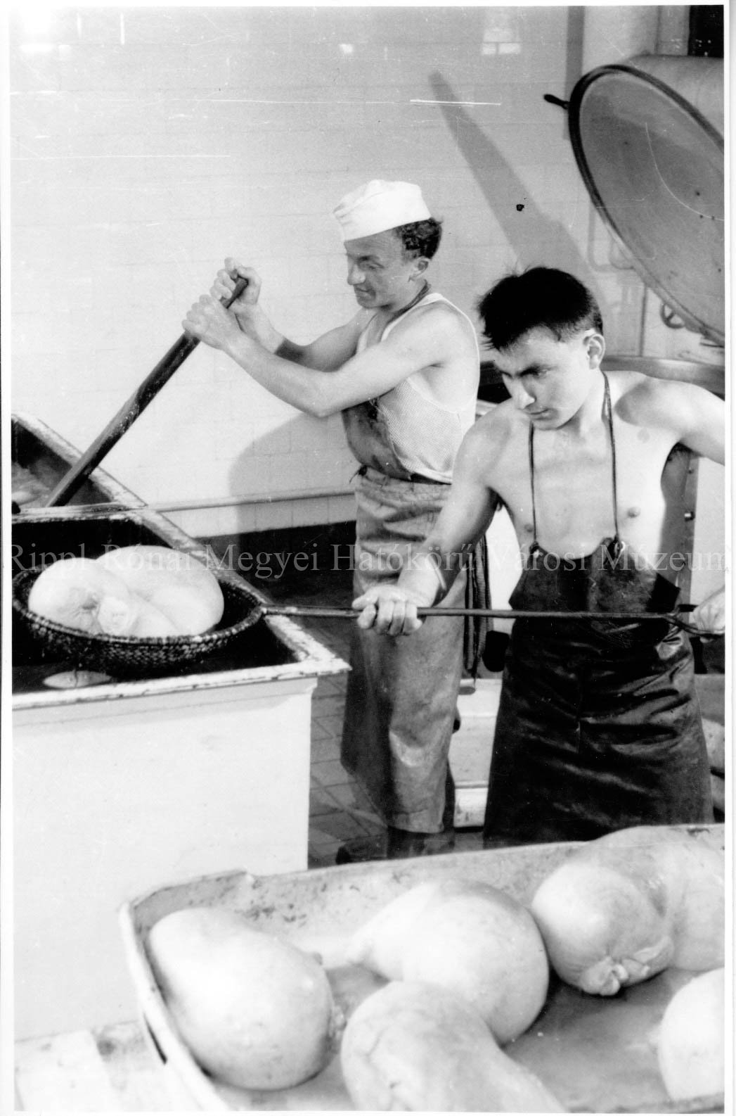 A Húsipari Vállalat új üzemrészlege Kaposváron. A megfőtt disznósajtokat kiszedik az üstből (Rippl-Rónai Múzeum CC BY-NC-SA)