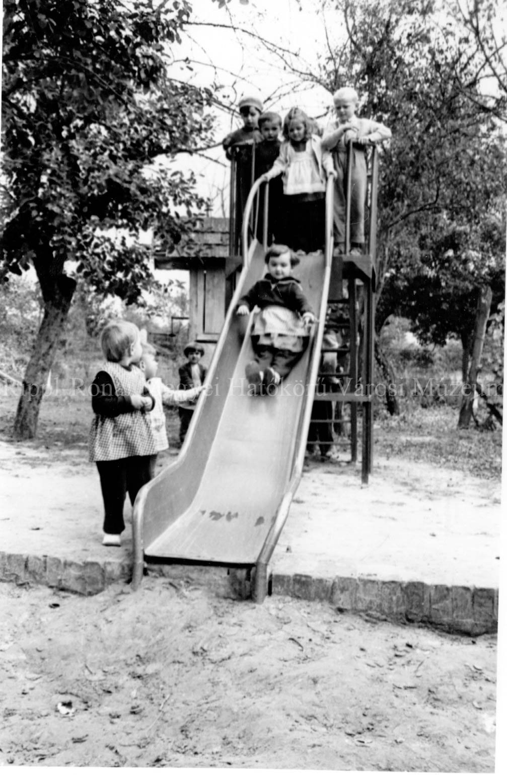 Délelőtti szórakozás a törökkoppányi óvodában. (Gyerekek a csúszdán) (Rippl-Rónai Múzeum CC BY-NC-SA)