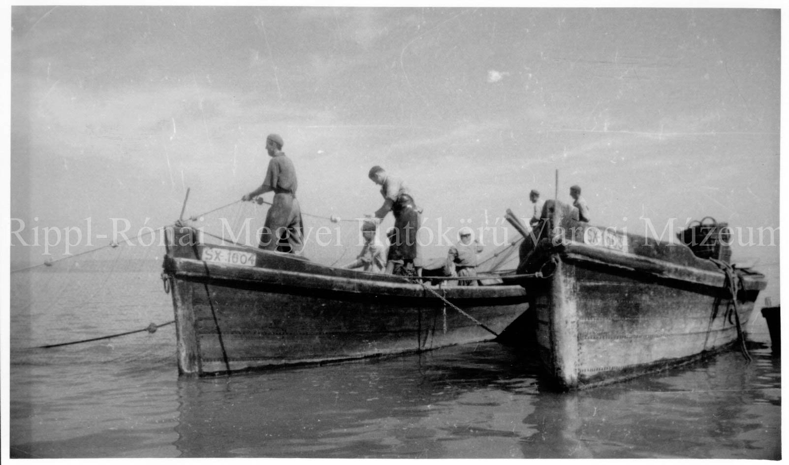 Megkezdik a hálók húzását a fonyódi halászok (Rippl-Rónai Múzeum CC BY-NC-SA)