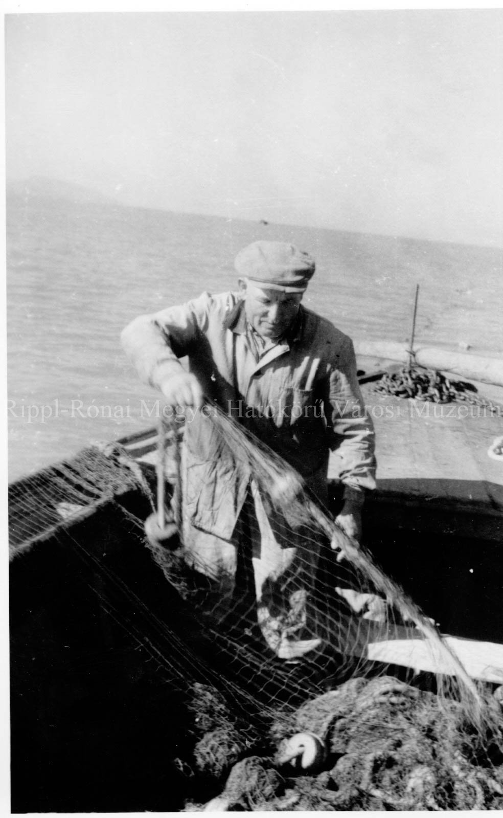 Kiss Gyula halászmester kiveti a hálót (Rippl-Rónai Múzeum CC BY-NC-SA)
