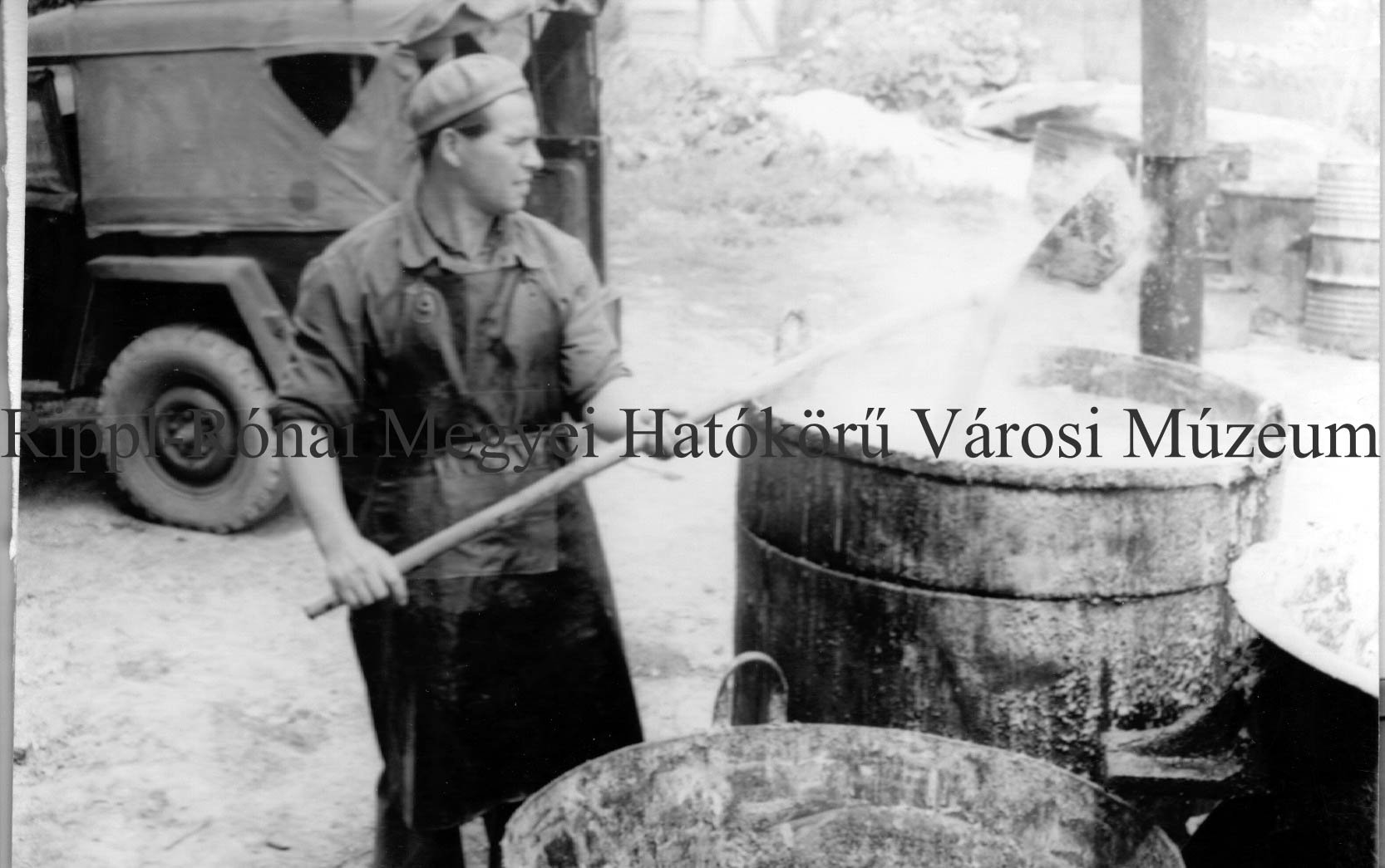 Kiskorpádi szappanfőzde. Kántor Károly főzi a szappant (Rippl-Rónai Múzeum CC BY-NC-SA)