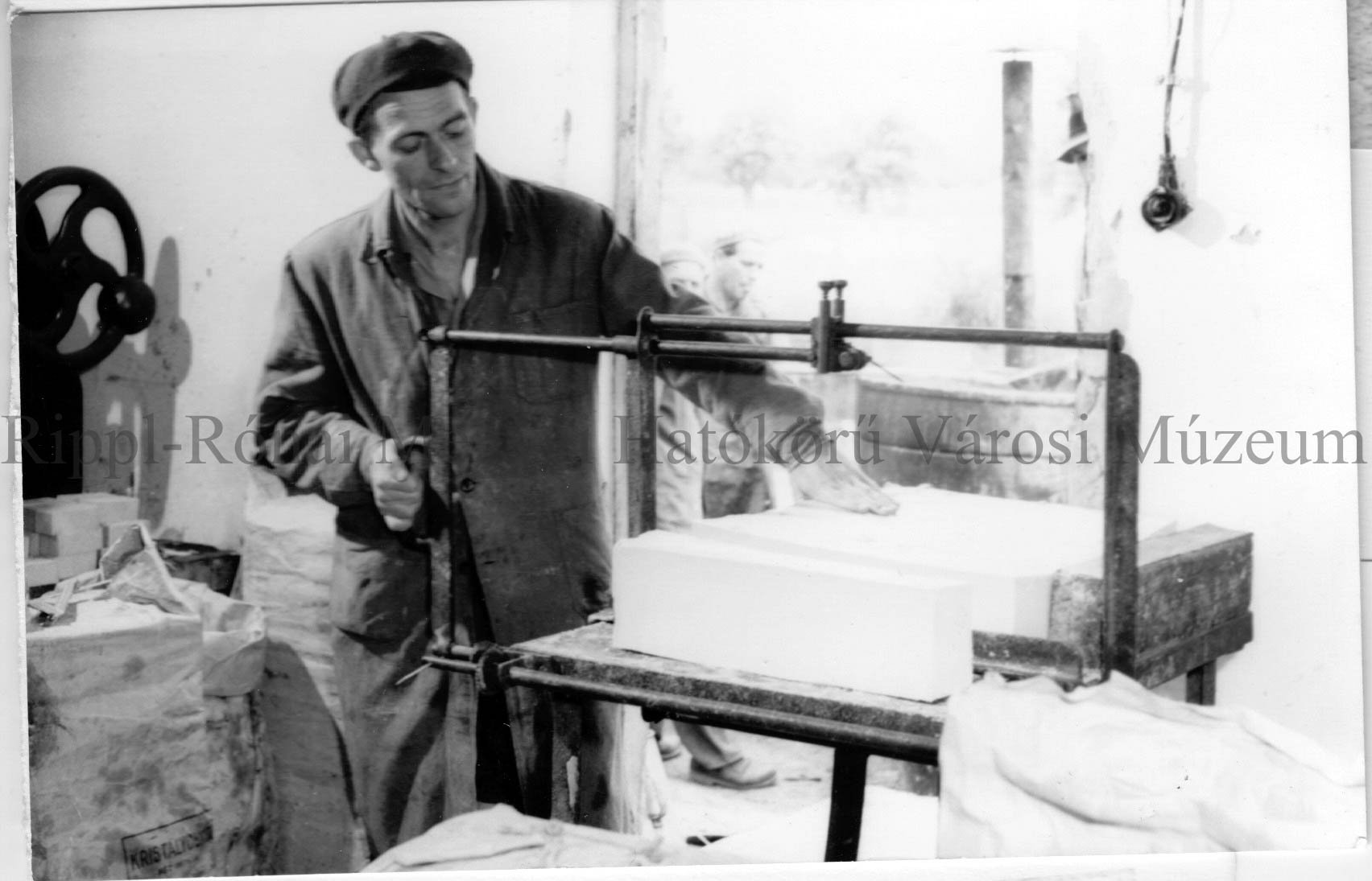 Kiskorpádi szappanfőzde. Kántor Vilmos a szappantáblákat vágja (Rippl-Rónai Múzeum CC BY-NC-SA)