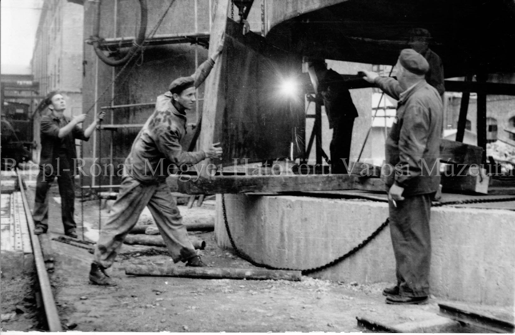 A kaposvári Cukorgyárban a műszakfejlesztési brigád melasztartályt épít (Rippl-Rónai Múzeum CC BY-NC-SA)