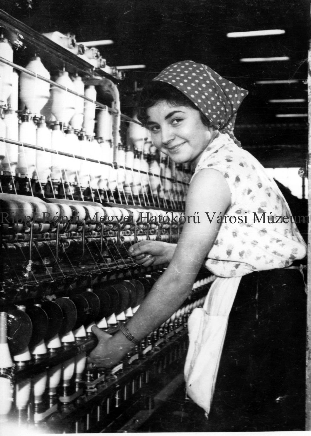 Tolnai Klára a kaposvári Textilművek dolgozója (Rippl-Rónai Múzeum CC BY-NC-SA)