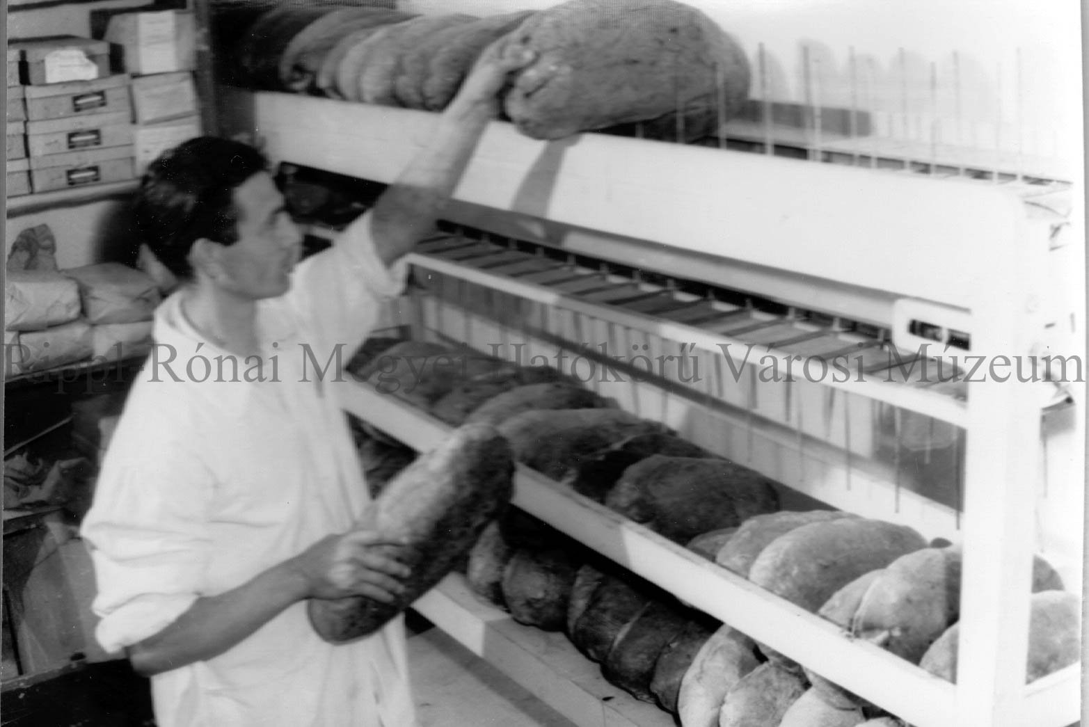 Az önkiszolgáló bolt részére kenyéradagolót készített Takács József az Fmsz. dolgozója (Rippl-Rónai Múzeum CC BY-NC-SA)
