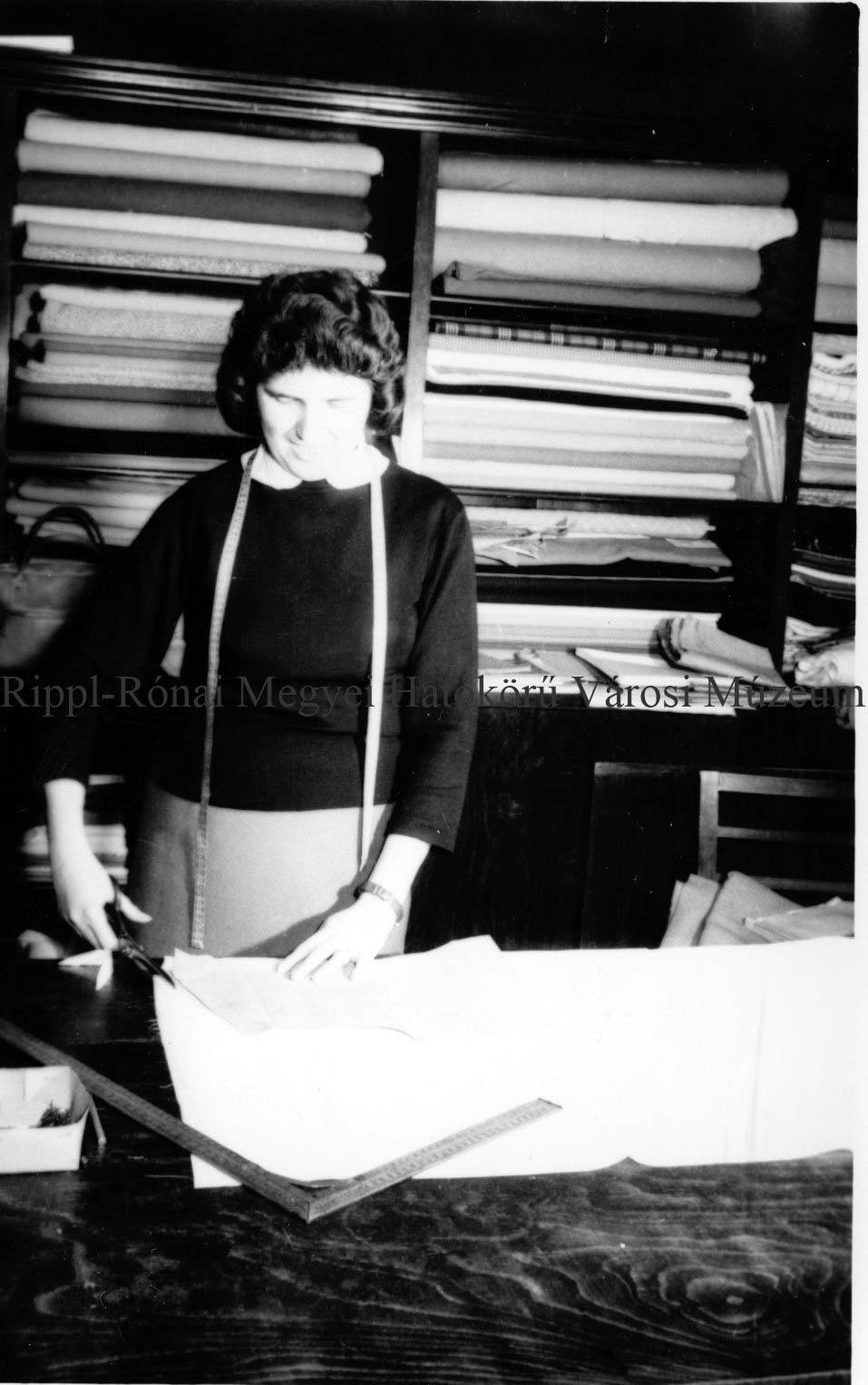 Mértékutánis és Vegyesruházati Vállalat. Piriti Zoltánné a női divatszabóság vezetője (Rippl-Rónai Múzeum CC BY-NC-SA)