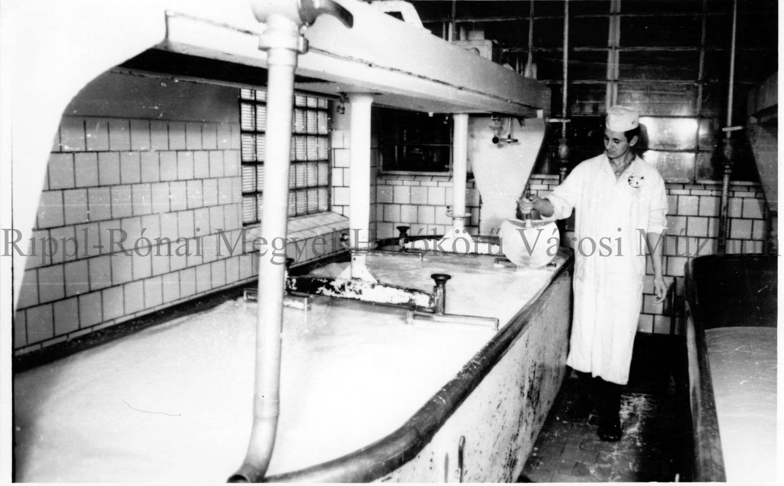 Marcali Sajtüzem. Horváth József kádakban készíti a sajtot (Rippl-Rónai Múzeum CC BY-NC-SA)