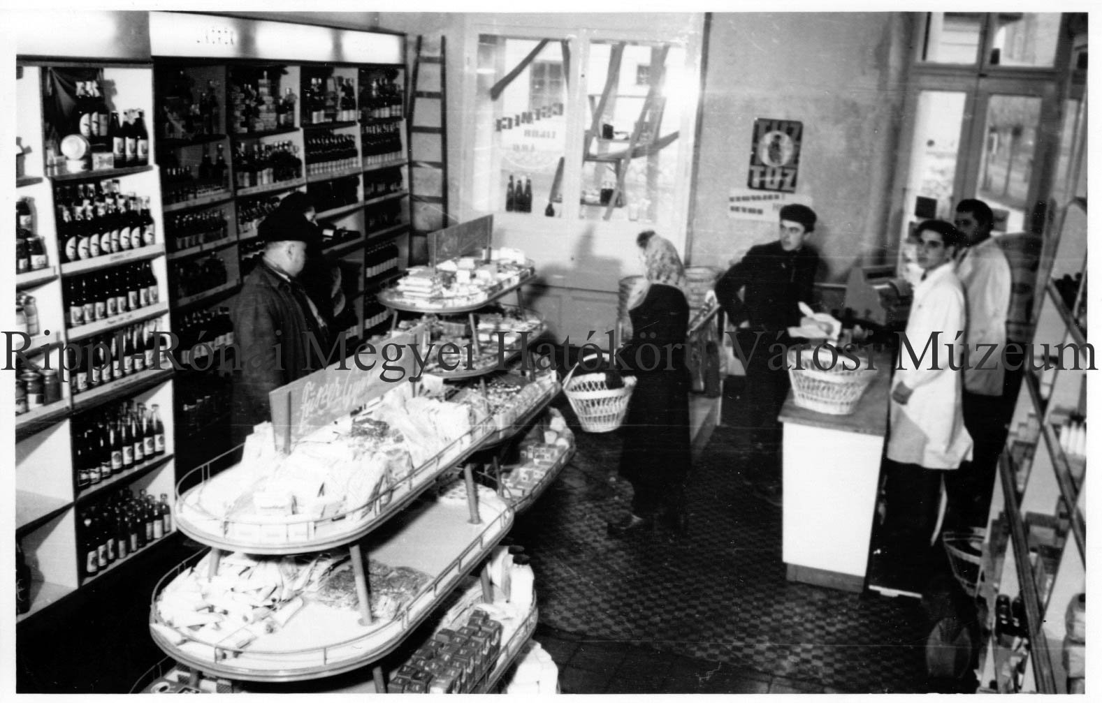 A Honvéd utca elején az 1960. decemberében megnyilt önkiszolgáló bolt (Rippl-Rónai Múzeum CC BY-NC-SA)