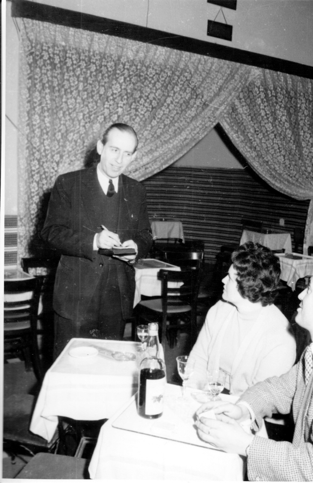 A siófoki Fogas vendéglő. Vendégek rendelnek az új étteremben (Rippl-Rónai Múzeum CC BY-NC-SA)