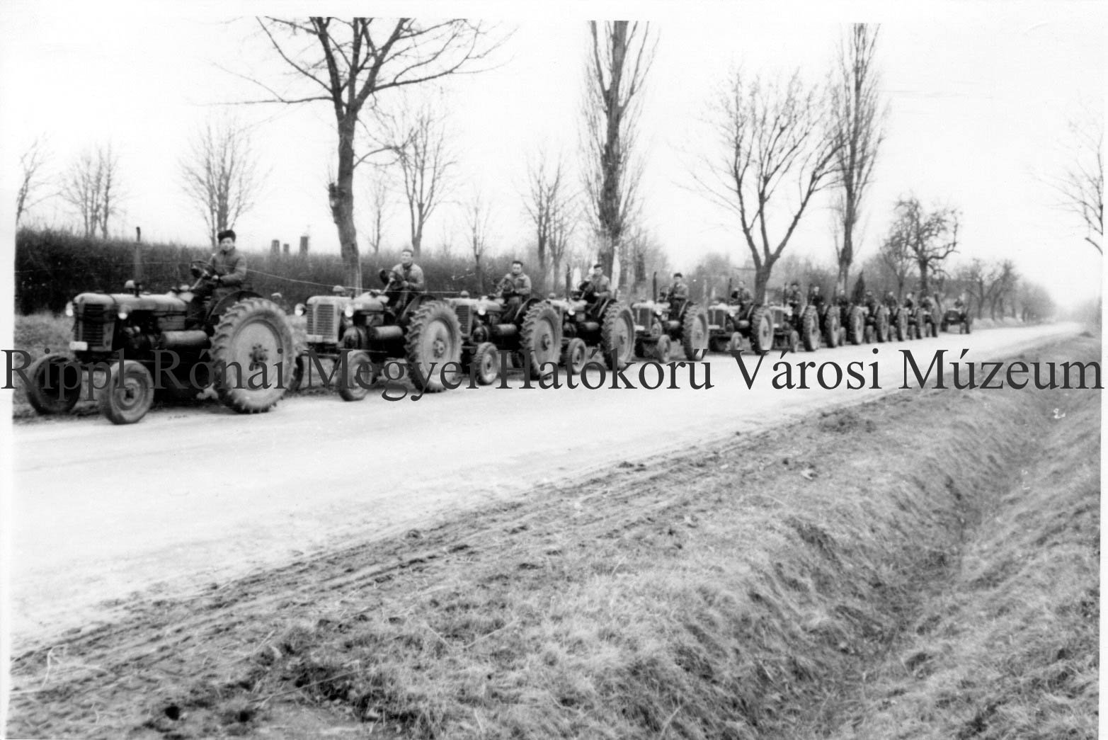 Növényvédő Állomás zetor traktorosai a toponári úton (Rippl-Rónai Múzeum CC BY-NC-SA)