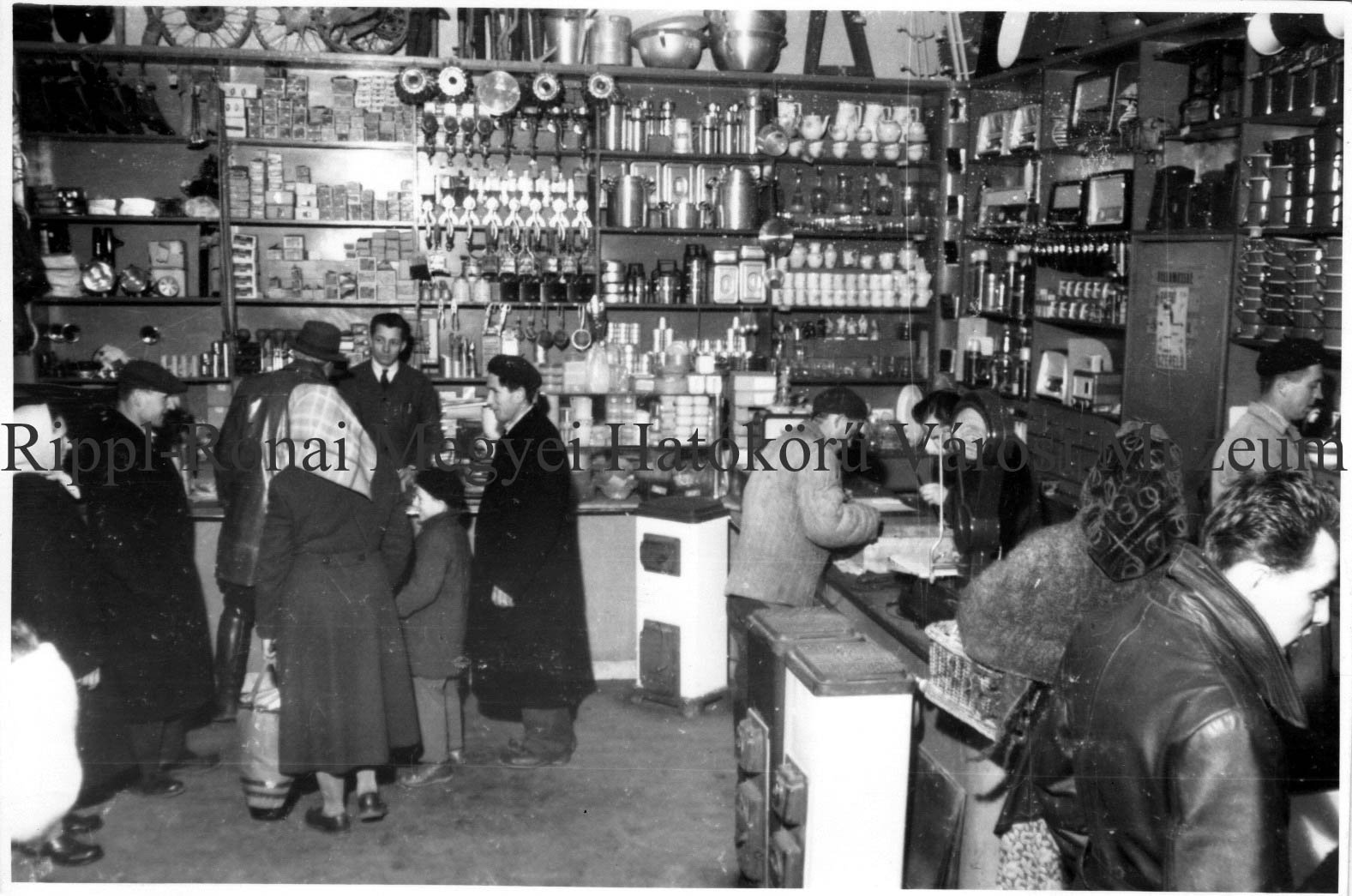 A kaposvári Fmsz. (Földművesszövetkezet) áruház belseje (Rippl-Rónai Múzeum CC BY-NC-SA)