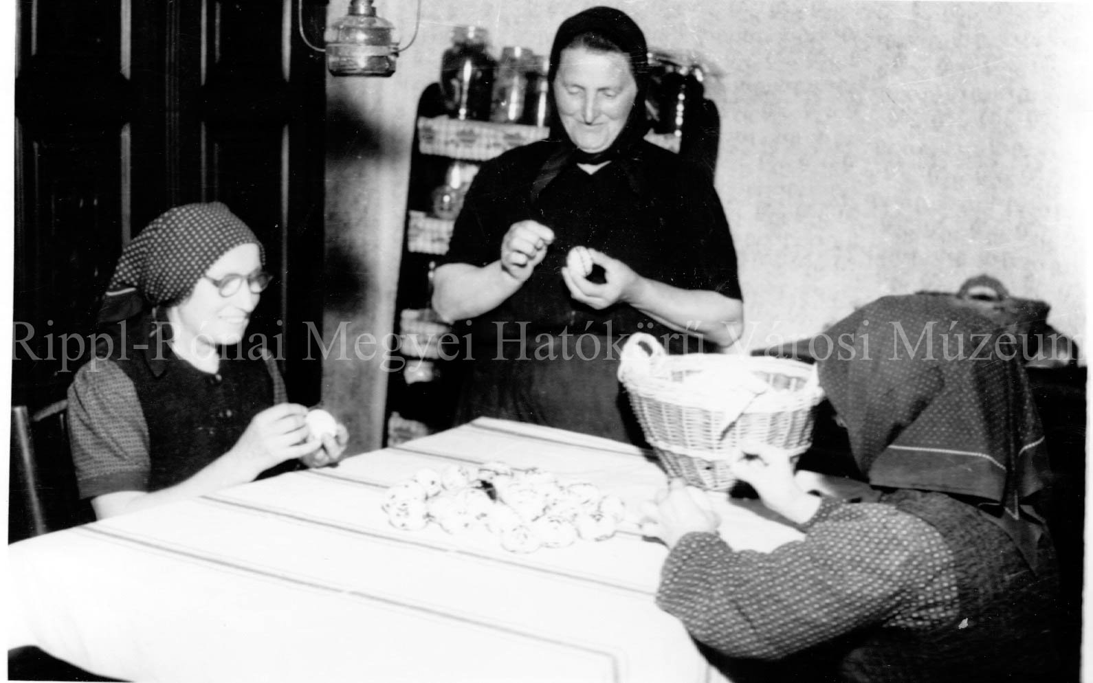 Németh Rozi néni, Kuti Sándorné és Lébán Péterné hímes tojásokat "ír" (Rippl-Rónai Múzeum CC BY-NC-SA)