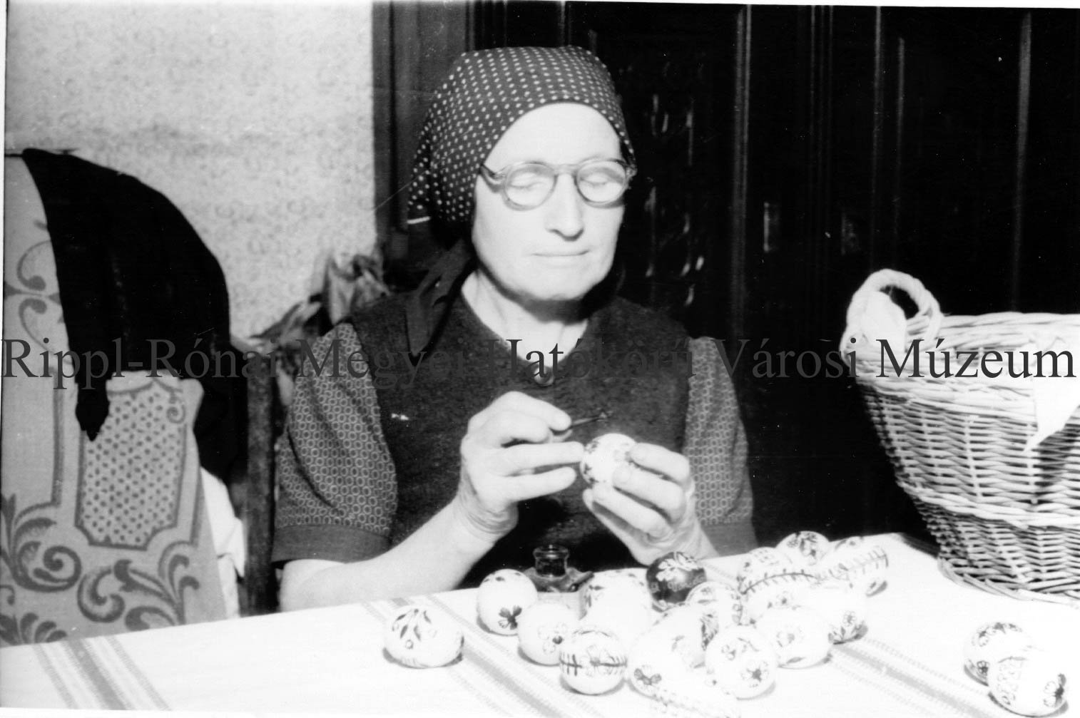 Húsvéti készülődés. Németh Rozi néni a hímes tojásokkal. (Rippl-Rónai Múzeum CC BY-NC-SA)