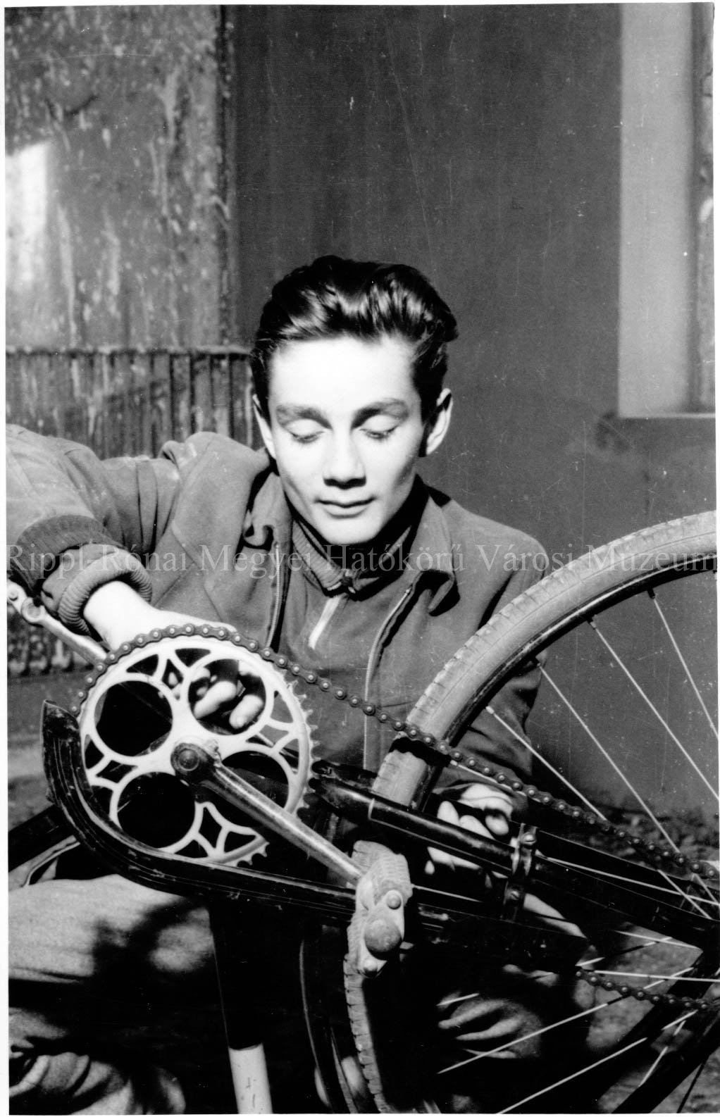 A nagyatádi Kísérleti Általános Iskola tanulói: Farkas Sándor kerékpárt szerel (Rippl-Rónai Múzeum CC BY-NC-SA)