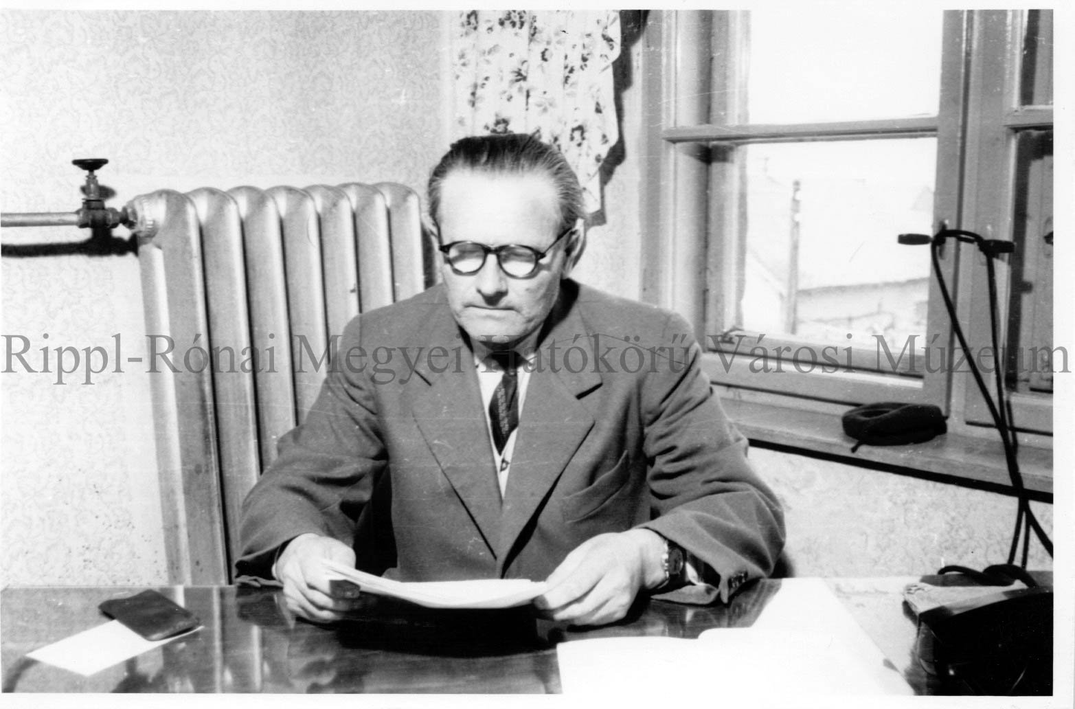 Vörös József, a kaposvári Faipari Vállalat igazgatója az íróasztalnál (Rippl-Rónai Múzeum CC BY-NC-SA)