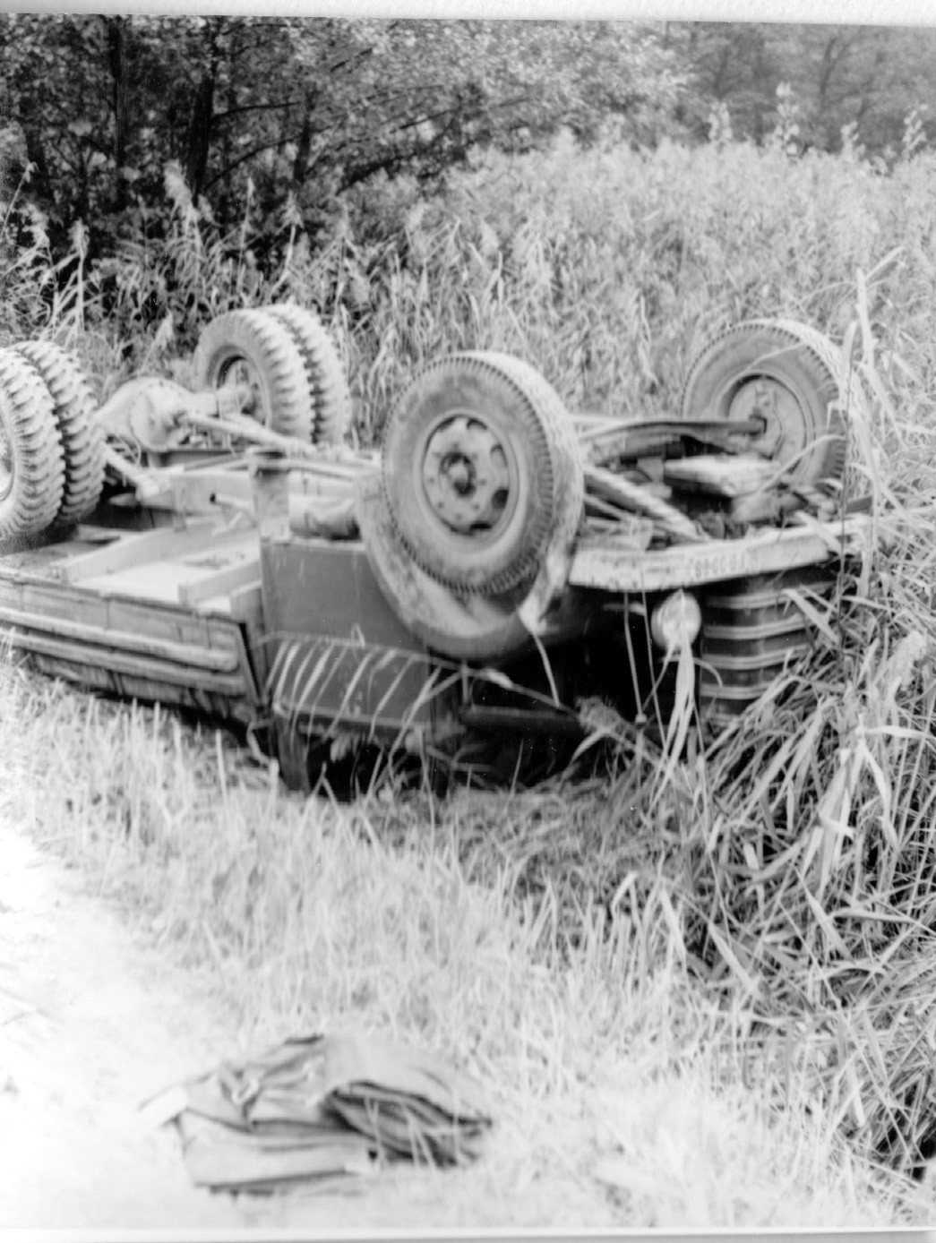 1961. október 6-án délelőtt az iharosi erdészet nagyvári erdészkerületében a töltésről a tóba fordult az erdészet rönkfát szállító teherautója (Rippl-Rónai Múzeum CC BY-NC-SA)