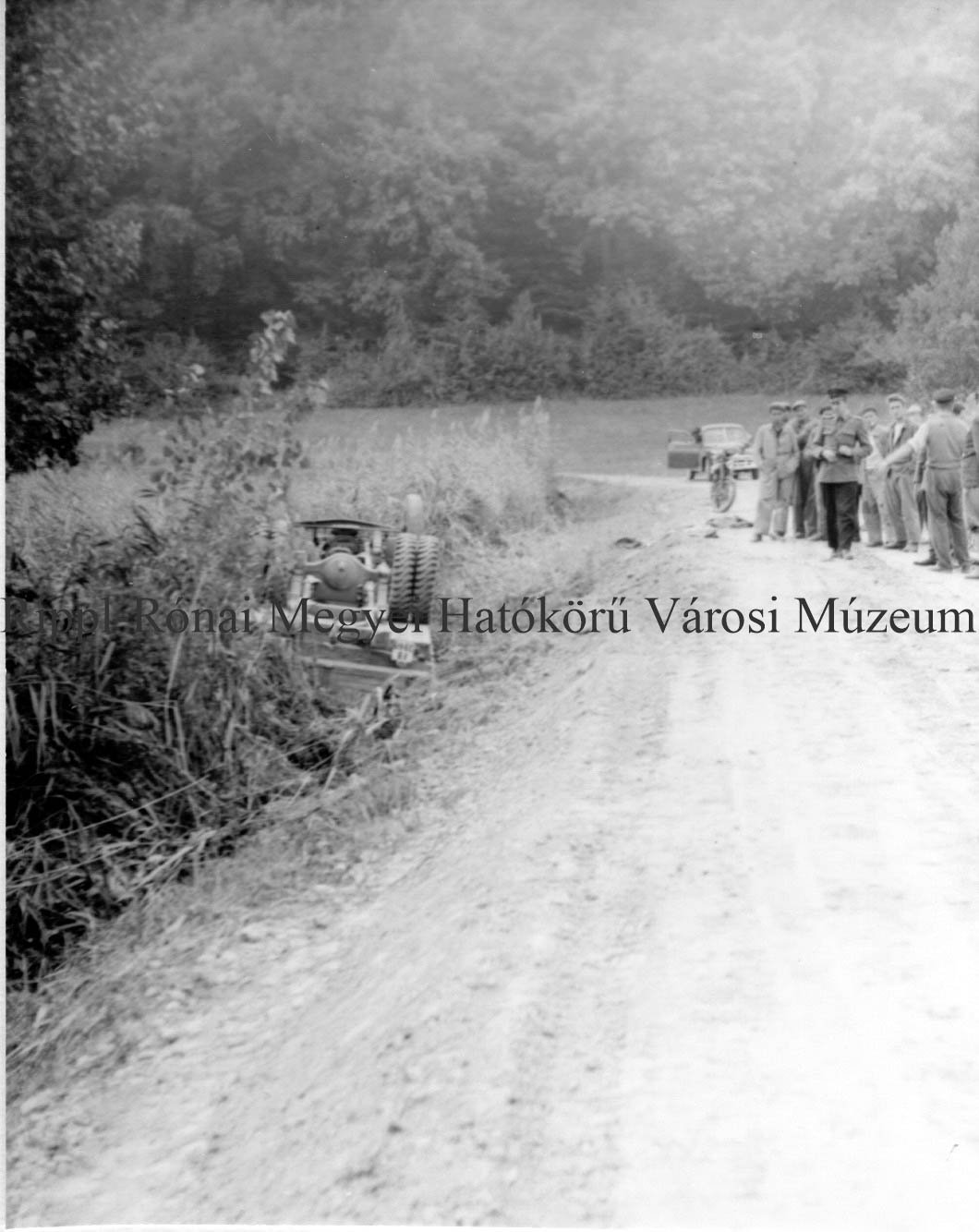 1961. október 6-án délelőtt az iharosi erdészet nagyvári erdészkerületében a töltésről a tóba fordult az erdészet rönkfát szállító teher (Rippl-Rónai Múzeum CC BY-NC-SA)