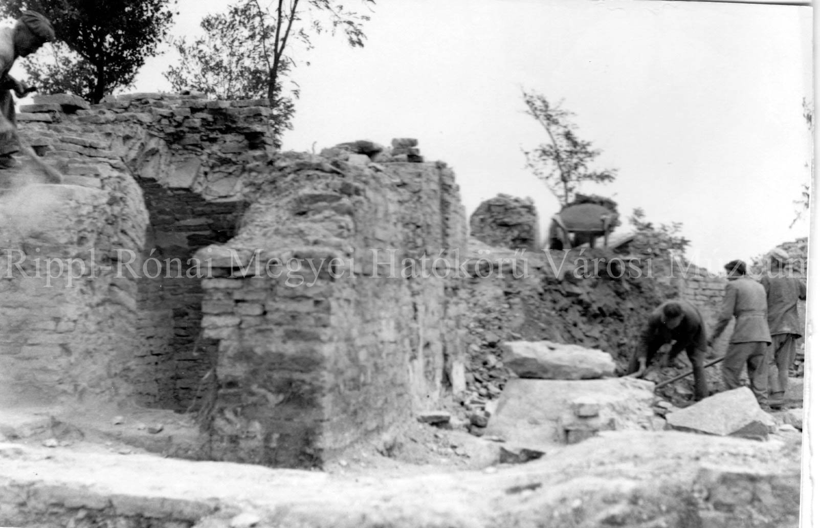 A kaposszentjakabi kolostor ásatása - A megtisztított falak (Rippl-Rónai Múzeum CC BY-NC-SA)