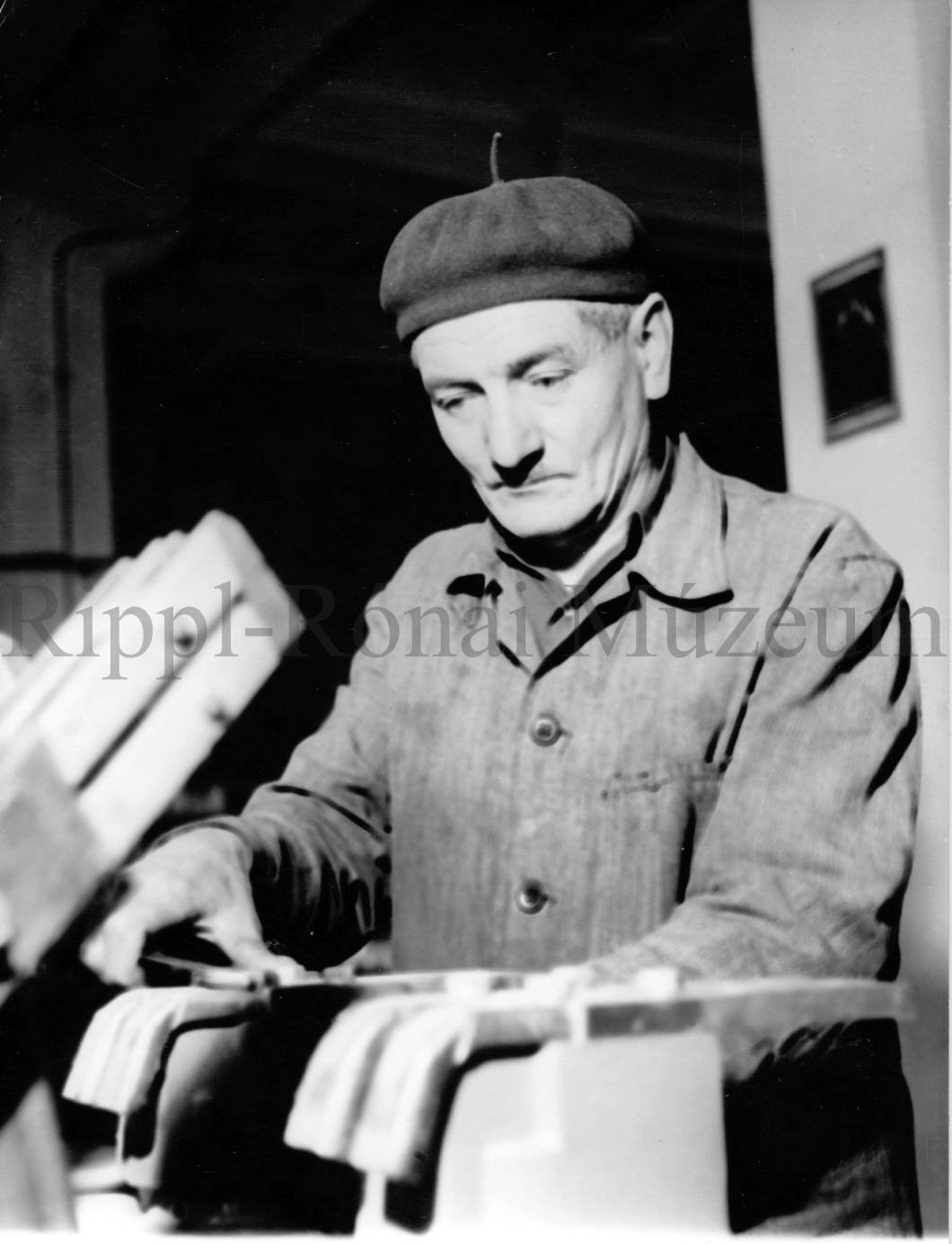 Komga József, a TRANSZVILL szereldéjének munkása (Rippl-Rónai Múzeum CC BY-NC-SA)
