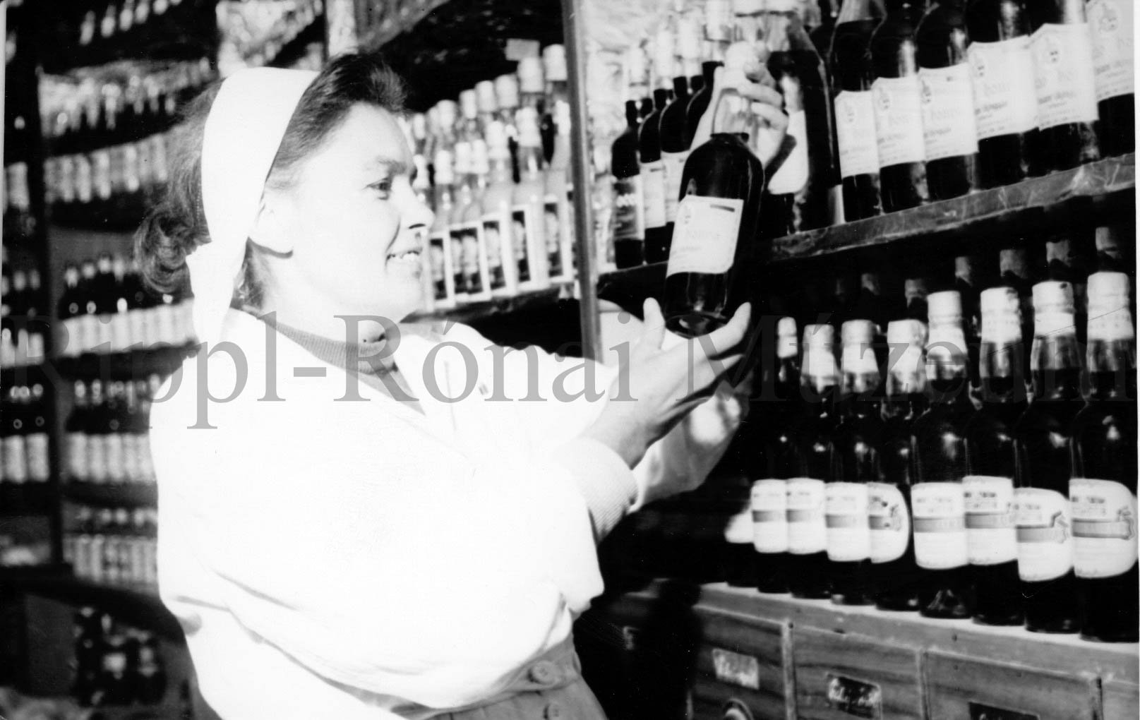 Hegyi Lajosné, az Élelmiszer-kiskereskedelmi Vállalat siófoki áruházának eladója (Rippl-Rónai Múzeum CC BY-NC-SA)