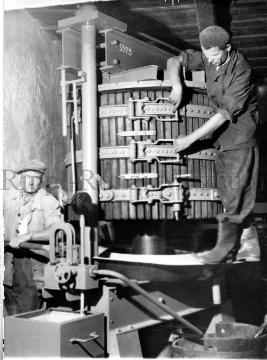 A kéthelyi Állami Pincegazdaság - Működésben a hidraulikus prés (Rippl-Rónai Múzeum CC BY-NC-SA)