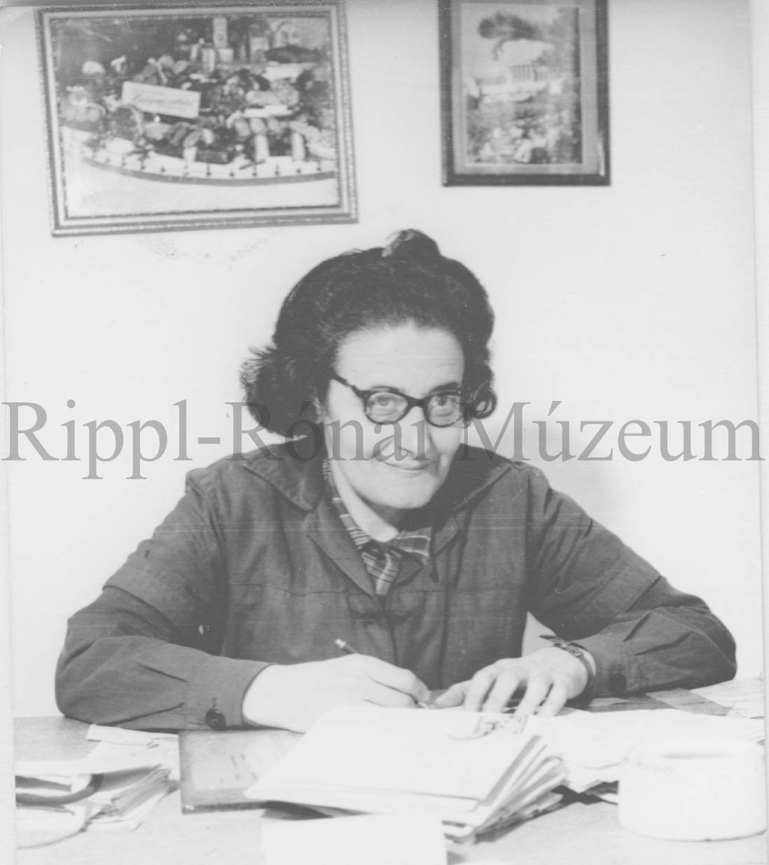 Fischer Béláné, a kaposvári Húsipari Vállalat kereskedelmi osztályvezetője az íróasztalánál (Rippl-Rónai Múzeum CC BY-NC-SA)