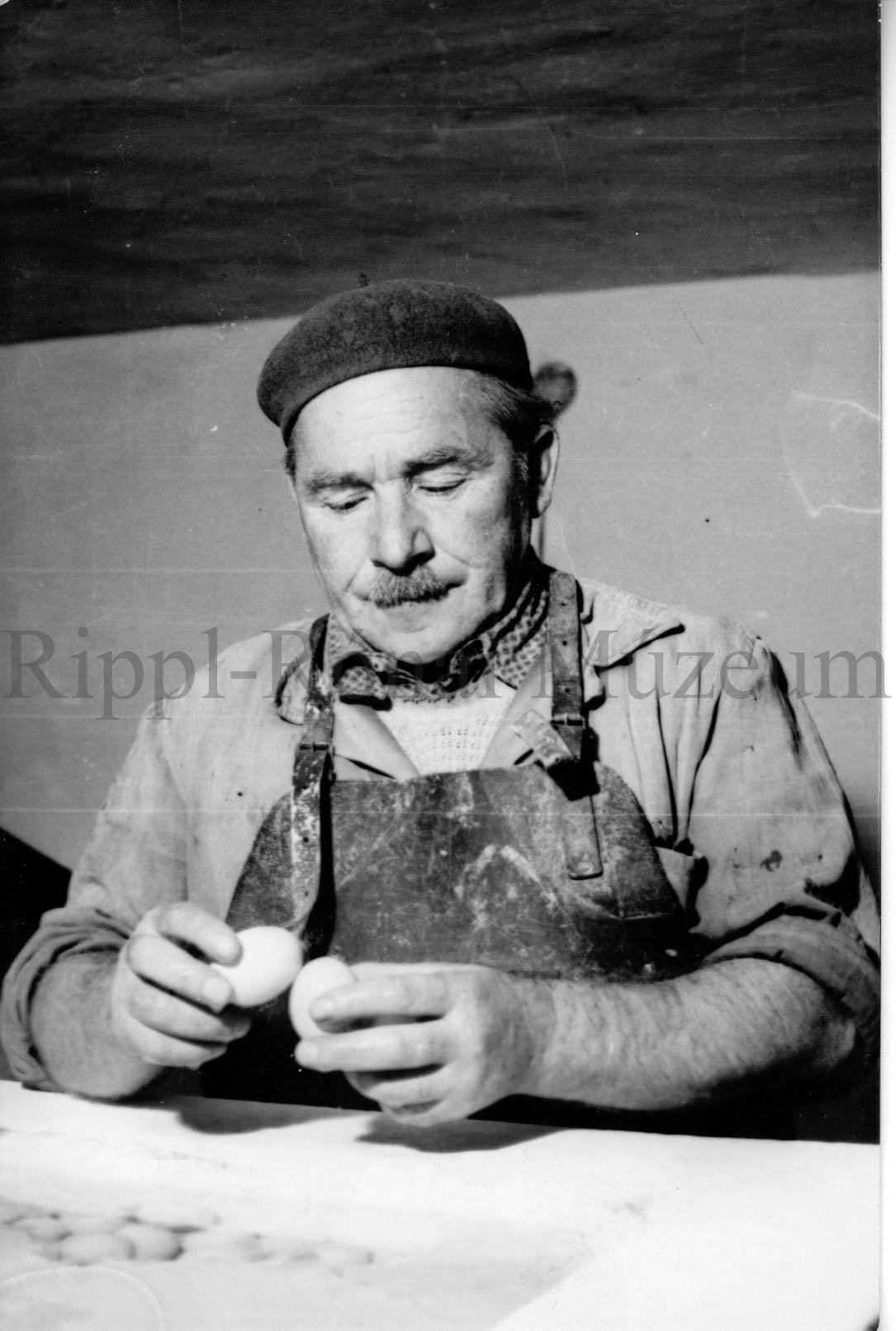 Kisiván István a Baromfifeldolgozó Vállalat meszes pincéjének mestere (Rippl-Rónai Múzeum CC BY-NC-SA)