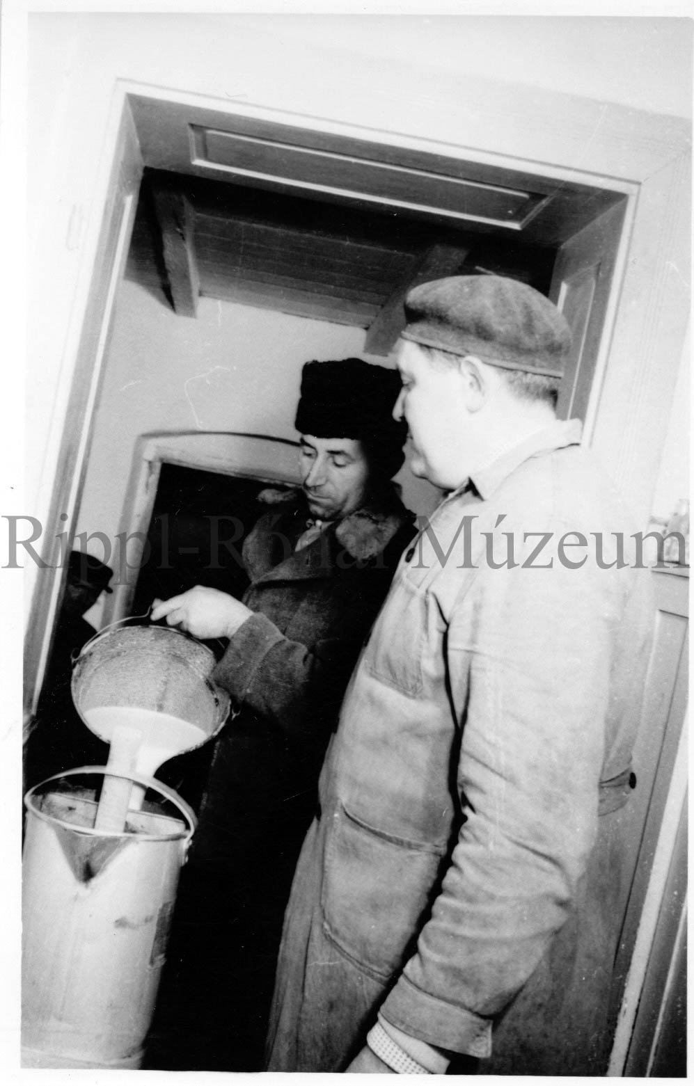 Dávid József tejet ad át a törökkoppányi tejcsarnokban. (Rippl-Rónai Múzeum CC BY-NC-SA)