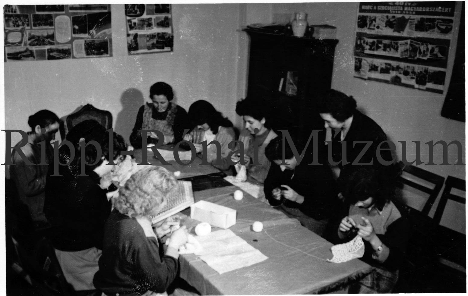 A somogytarnócai asszonyok kézimunka szakköre - Horgolás (Rippl-Rónai Múzeum CC BY-NC-SA)